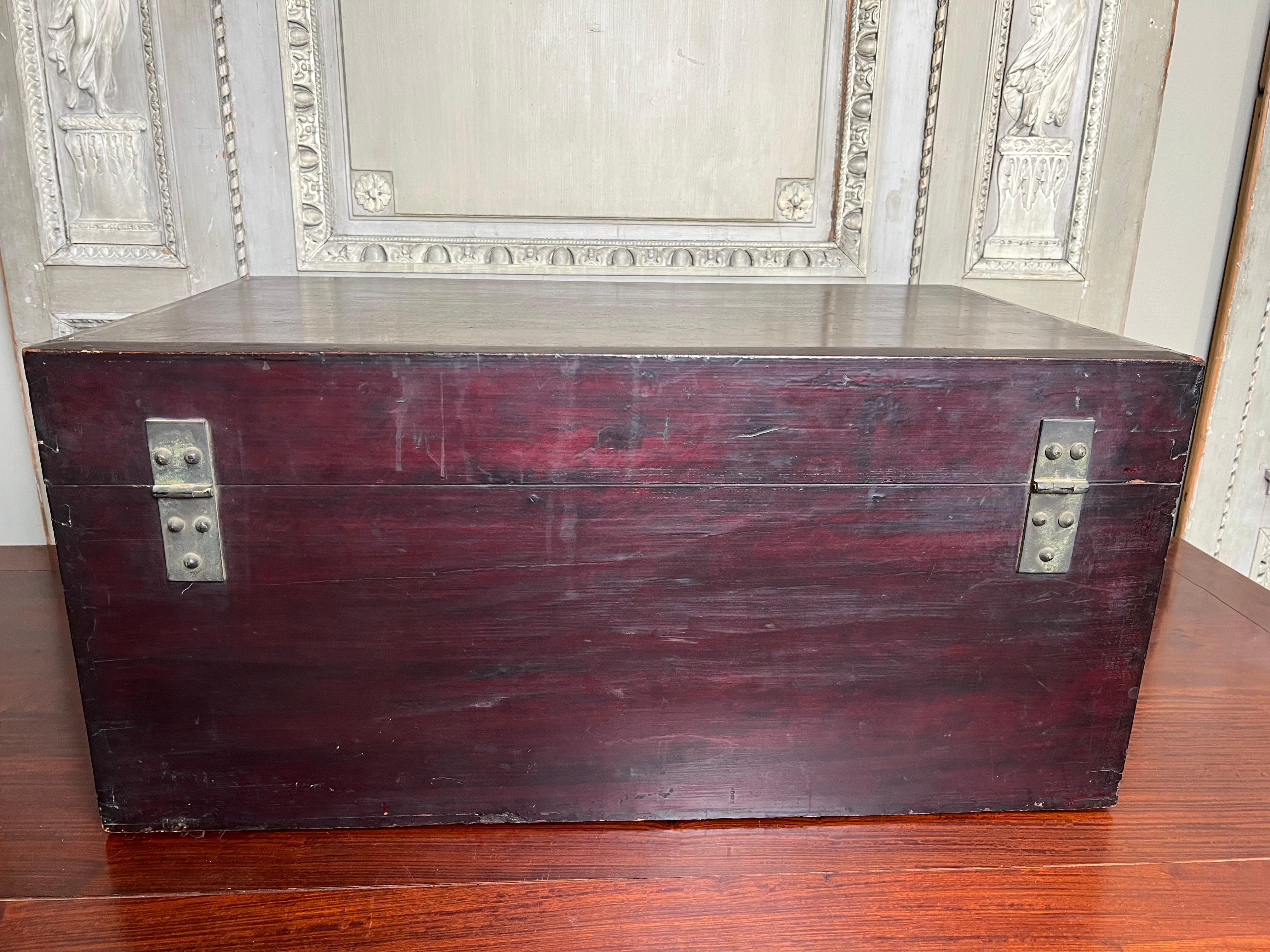 19th Century Chinese Trunk with Red and Gold Lacquer For Sale 5