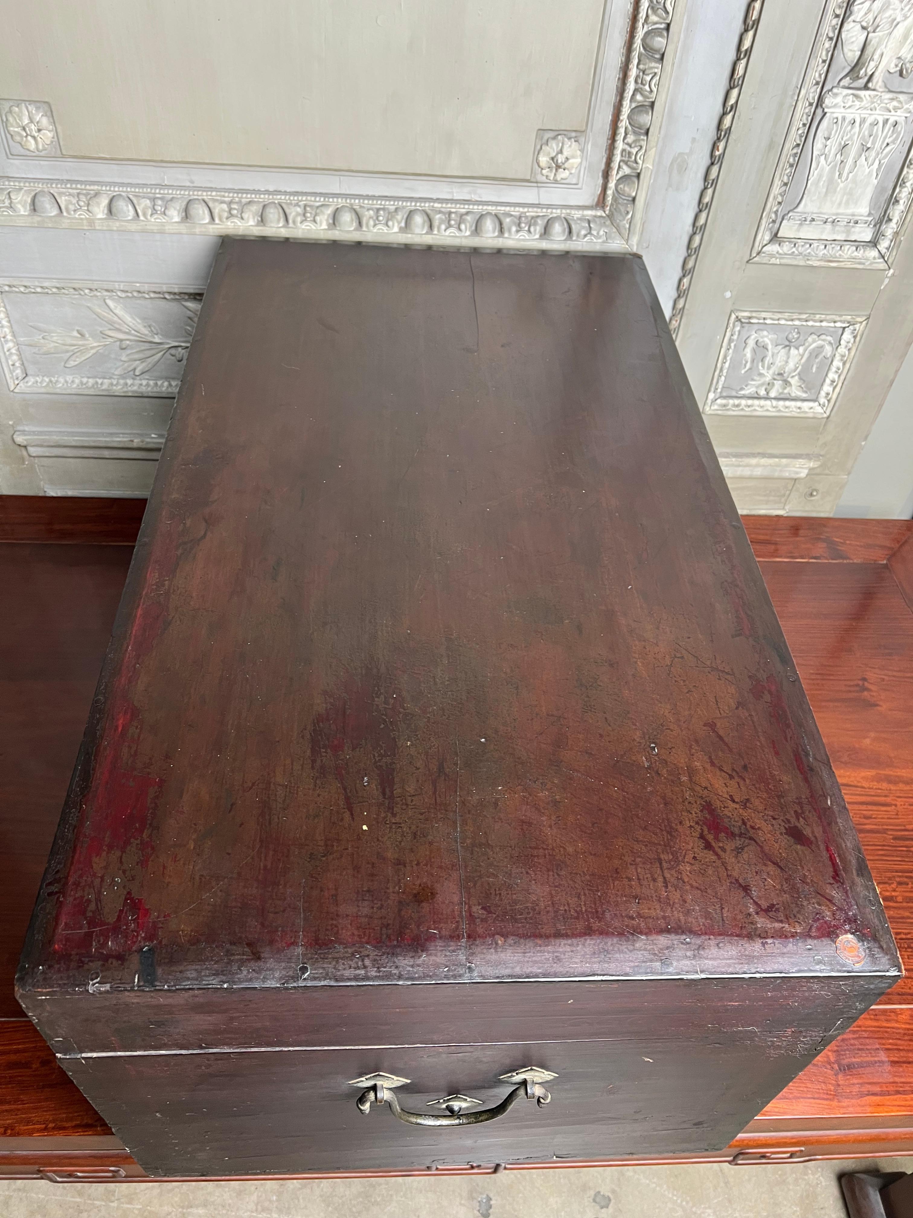 19th Century Chinese Trunk with Red and Gold Lacquer For Sale 9