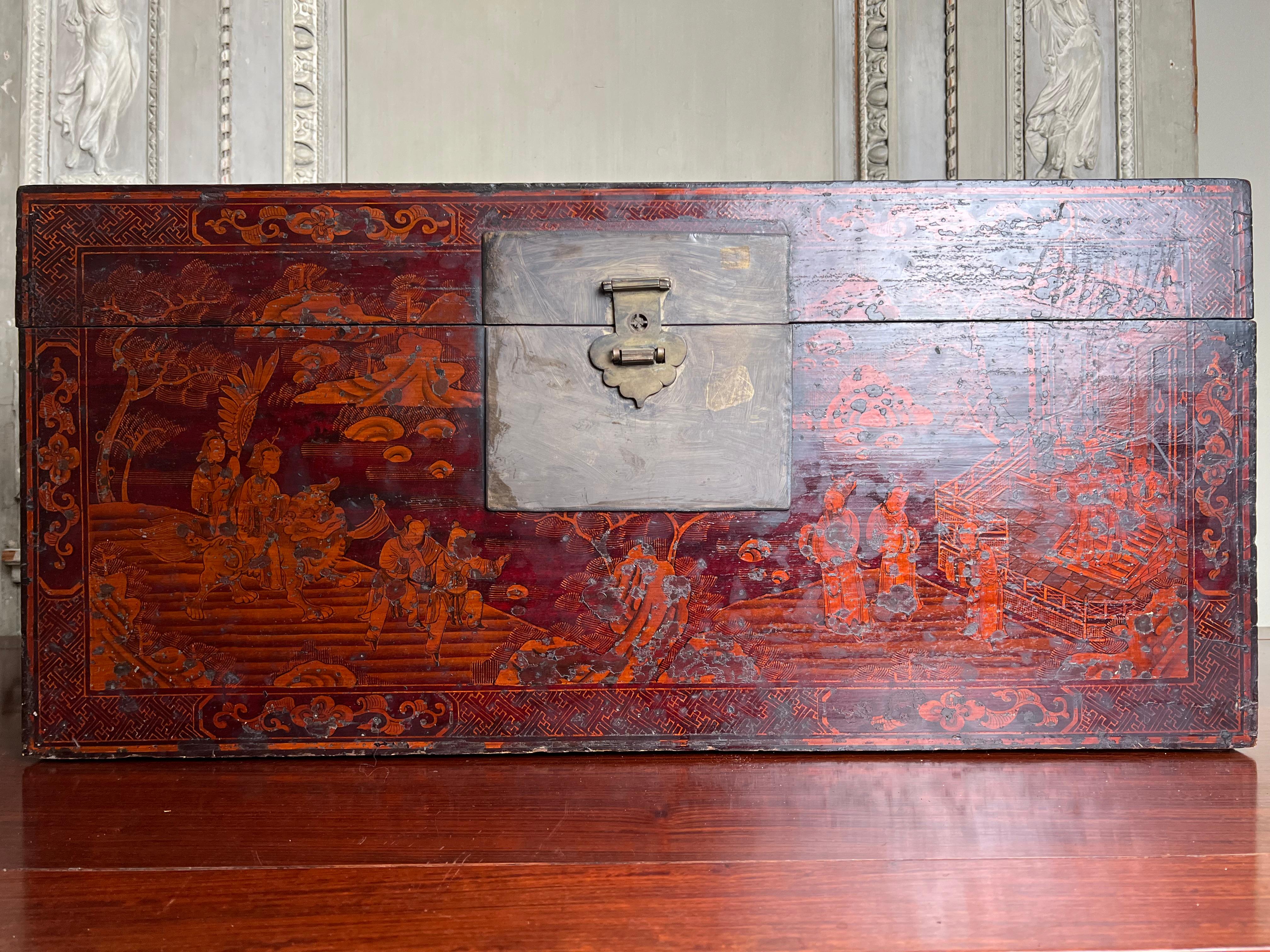 Chinoiserie 19th Century Chinese Trunk with Red and Gold Lacquer For Sale