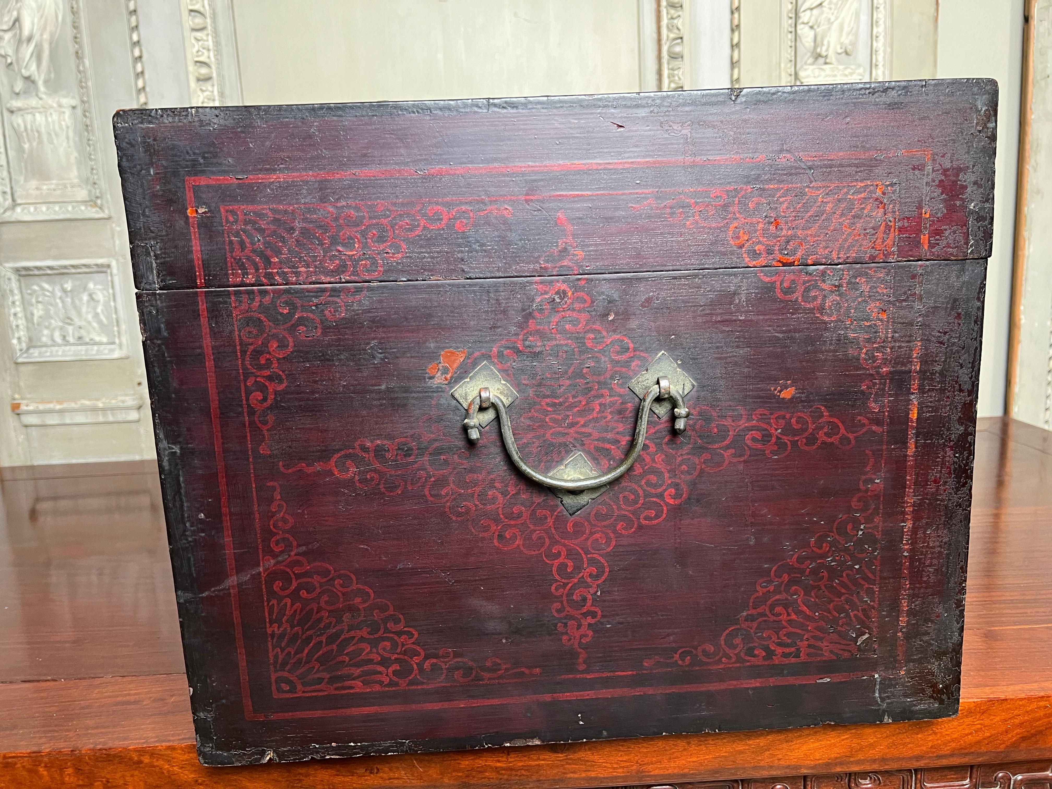 19th Century Chinese Trunk with Red and Gold Lacquer For Sale 3