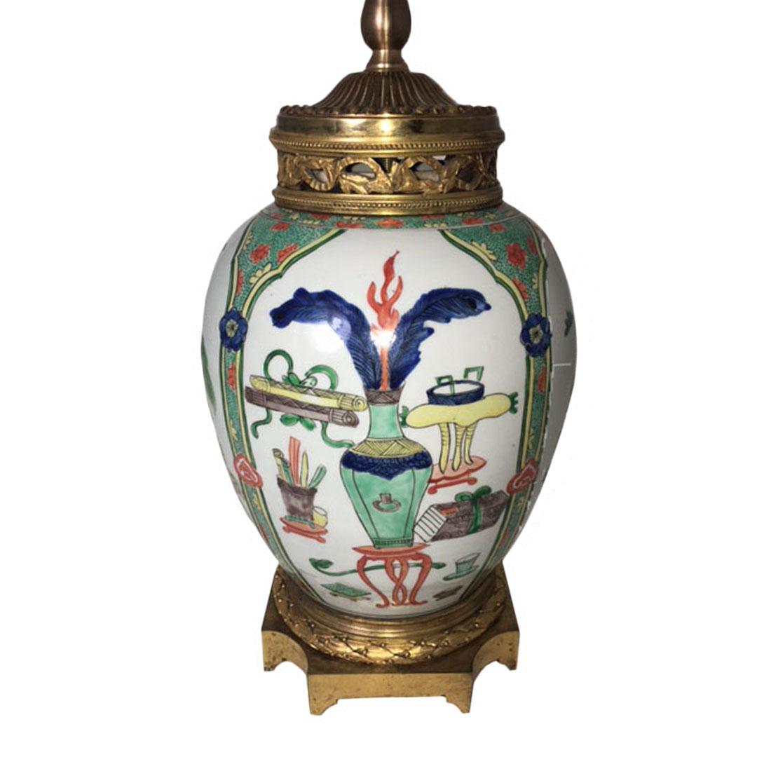 Un vase chinois du 19e siècle avec des montures en bronze doré de haute qualité, transformé en lampe. Dorure brillante d'origine sur les montures, pas de restauration.