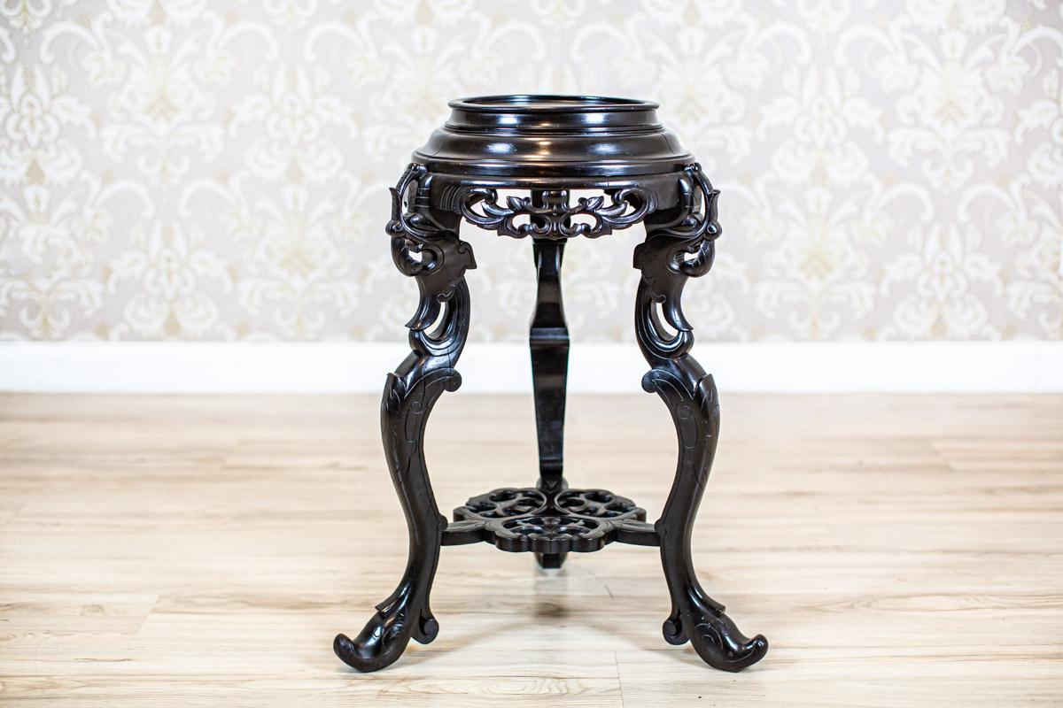 19th-Century Chinese walnut flower stand

We present you a flower stand from the late 19th century.
This piece of furniture is placed on three legs connected with an openwork stretcher.

The flower stand has undergone renovation and is finished