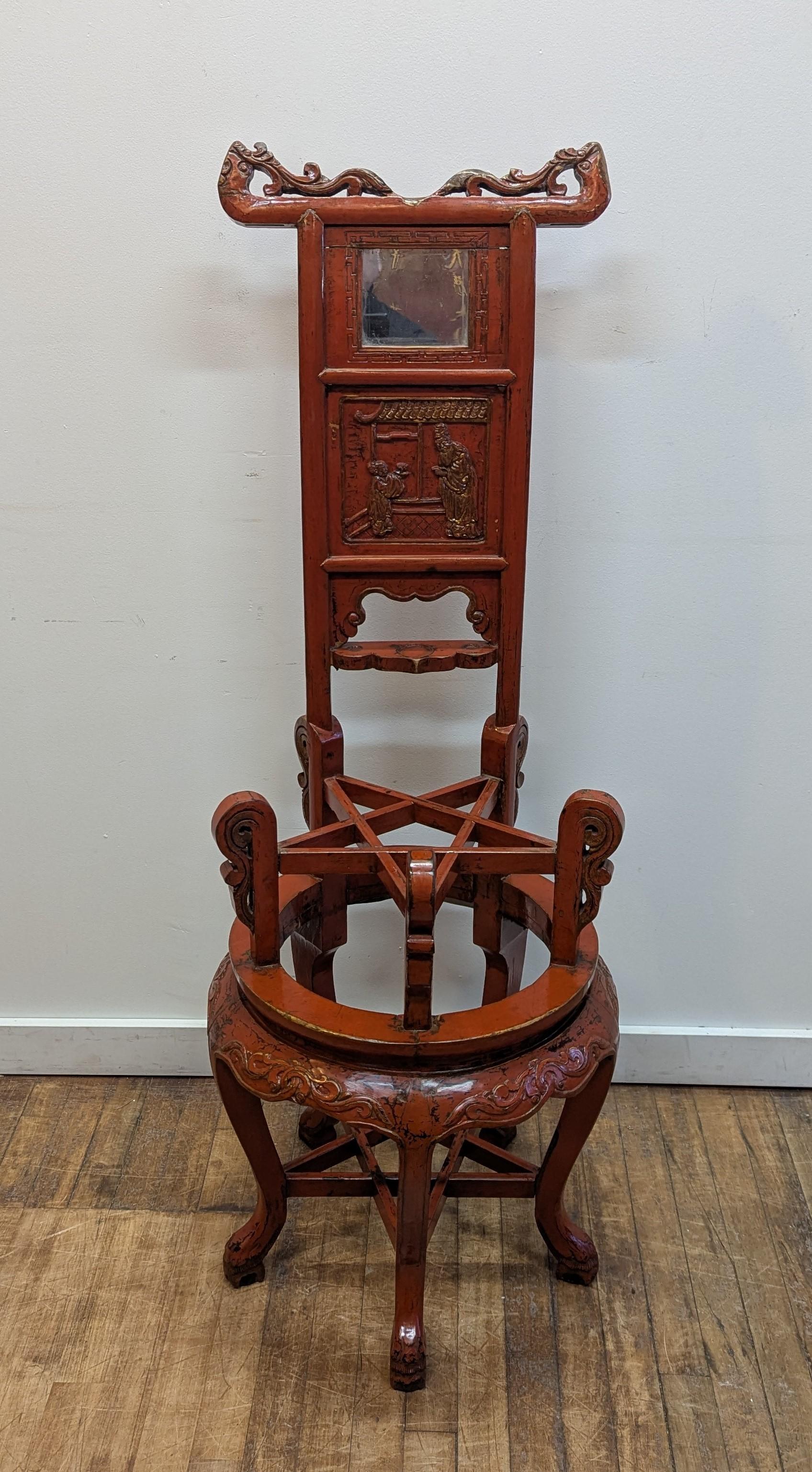 Lave-linge impérial du XIXe siècle d'une qualité et d'une exécution excellentes.   Originaire du Zhejiang (Chine) et datant d'environ 1870, il est sculpté avec de merveilleux détails qui le distinguent des autres.  En commençant par le haut, un