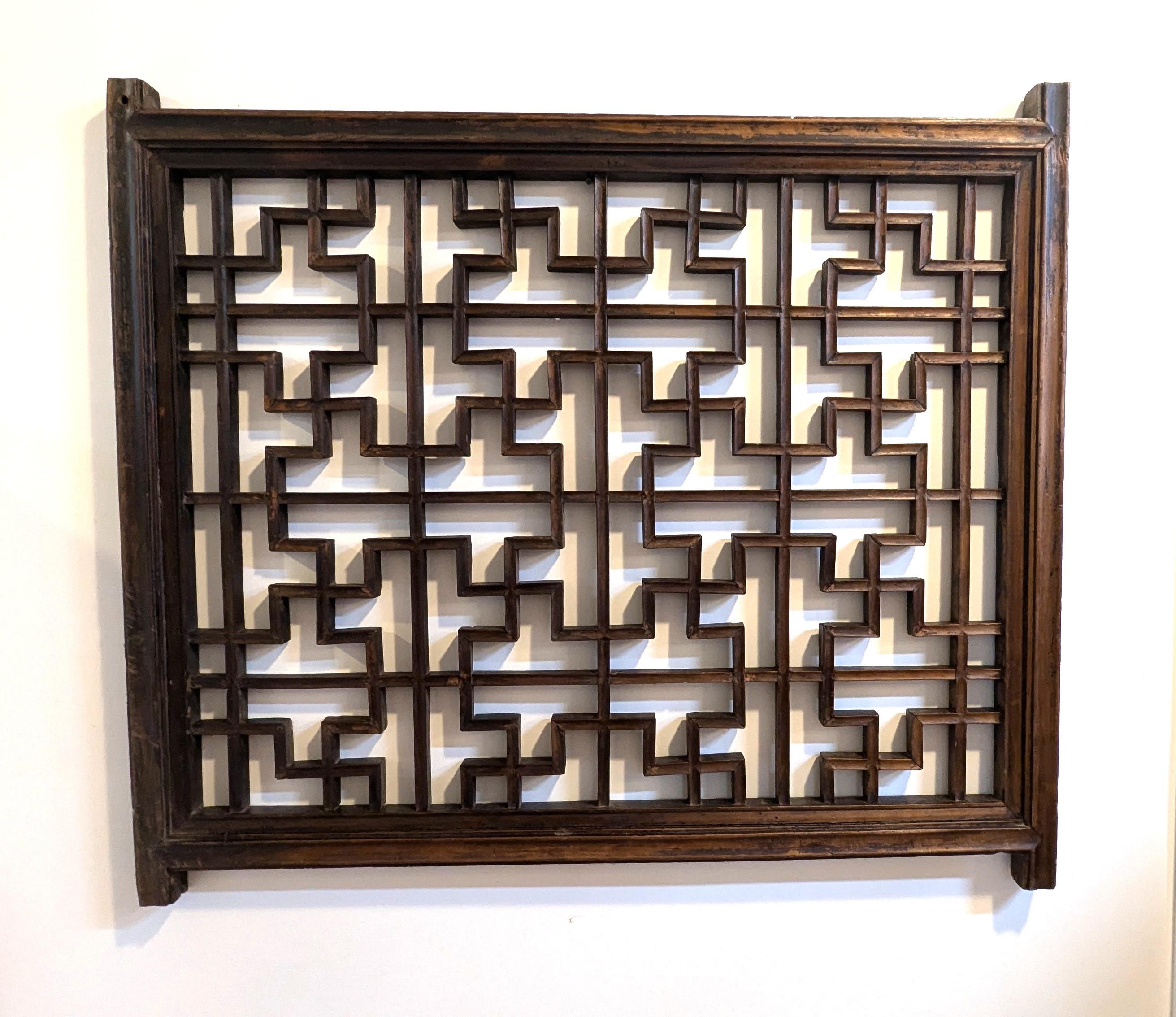 Paravento a grata del XIX secolo.  Pannello per finestra con schermo a reticolo molto particolare, proveniente dalla Cina dello Shanxi del XIX secolo.  Pezzi di cipresso scolpiti e meravigliosamente assemblati, con ogni faccia arrotondata verso