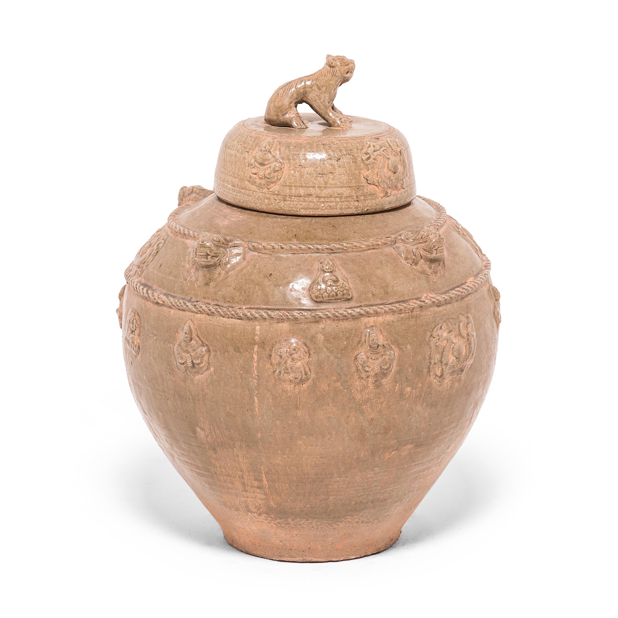 Dieses Keramikgefäß wurde in der Region Jiangxi in China nach dem Vorbild alter Tempelgefäße handgefertigt. Der Stil und die Glasur erinnern an Grabgefäße aus der Han-Dynastie, die zur Aufbewahrung von Wein für den Übergang ins Jenseits bestimmt