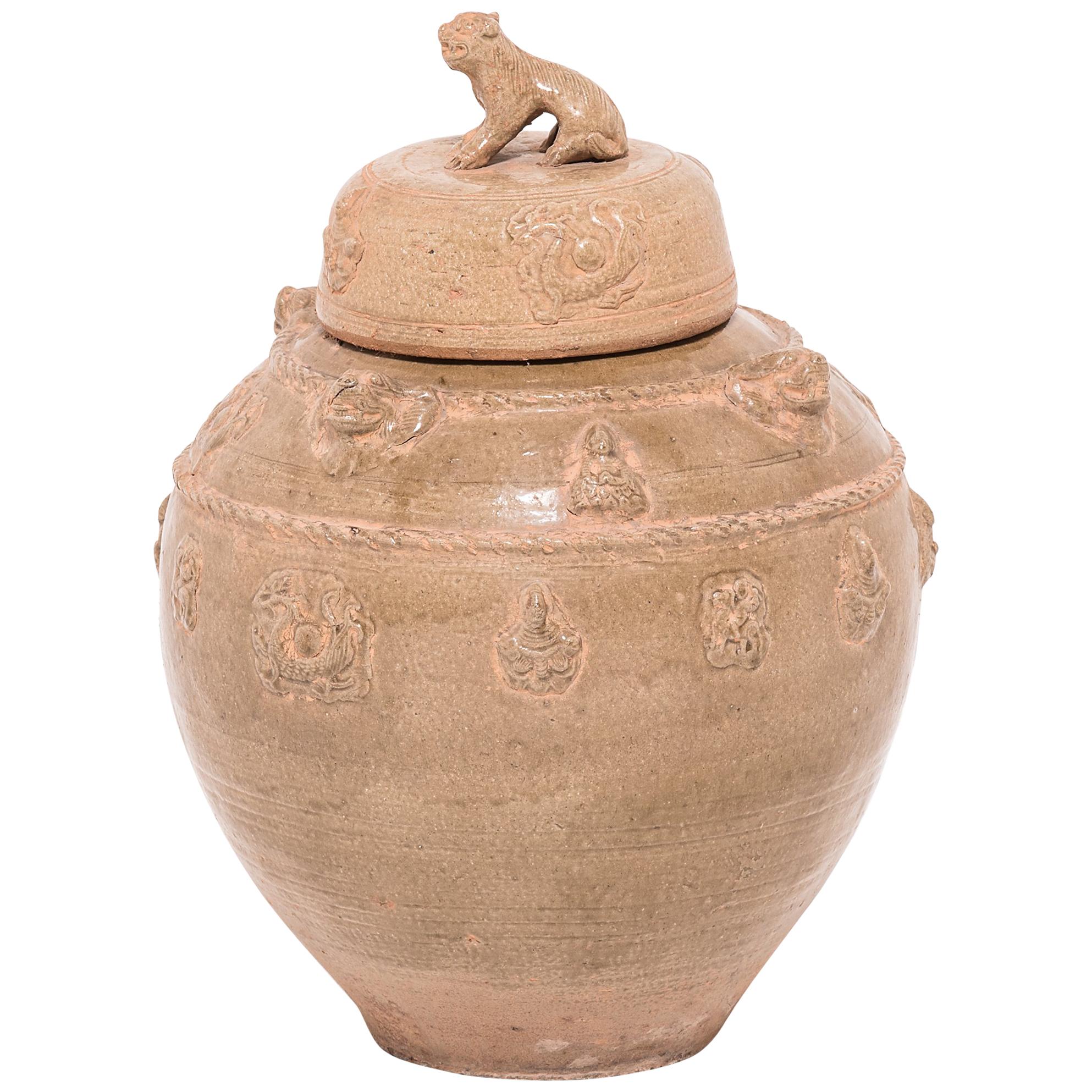 Chinese Wine Vessel with Shizi Lid, c. 1800 For Sale
