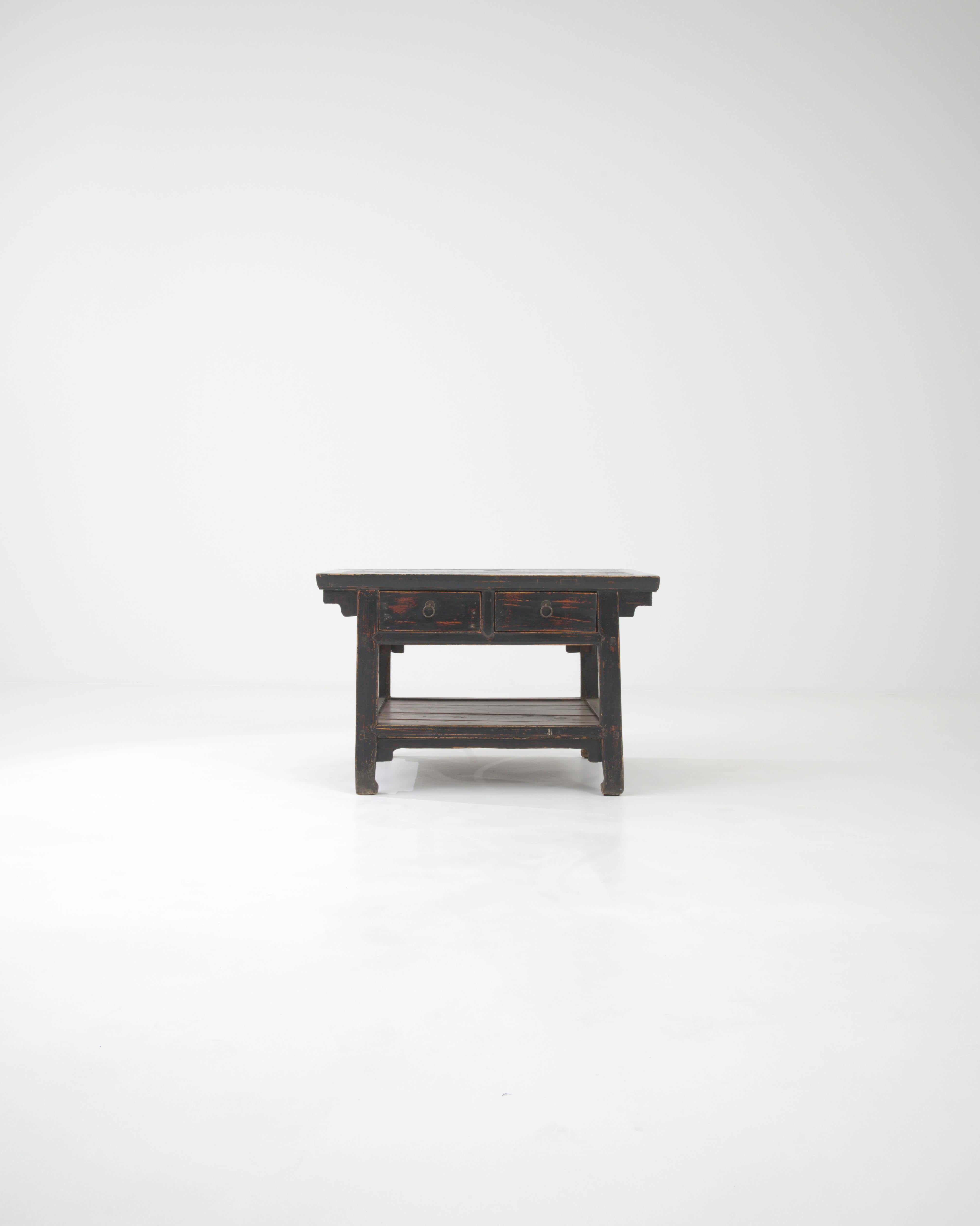 Cette table basse chinoise du XIXe siècle est une pièce magnifique qui allie harmonieusement fonctionnalité et tradition ancienne. Fabriqué en bois massif, son design reflète l'aspect pratique et les sensibilités esthétiques de l'époque, avec des