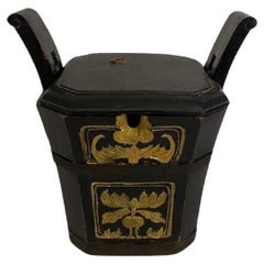 Fiambrera china del siglo XIX de madera con talla dorada