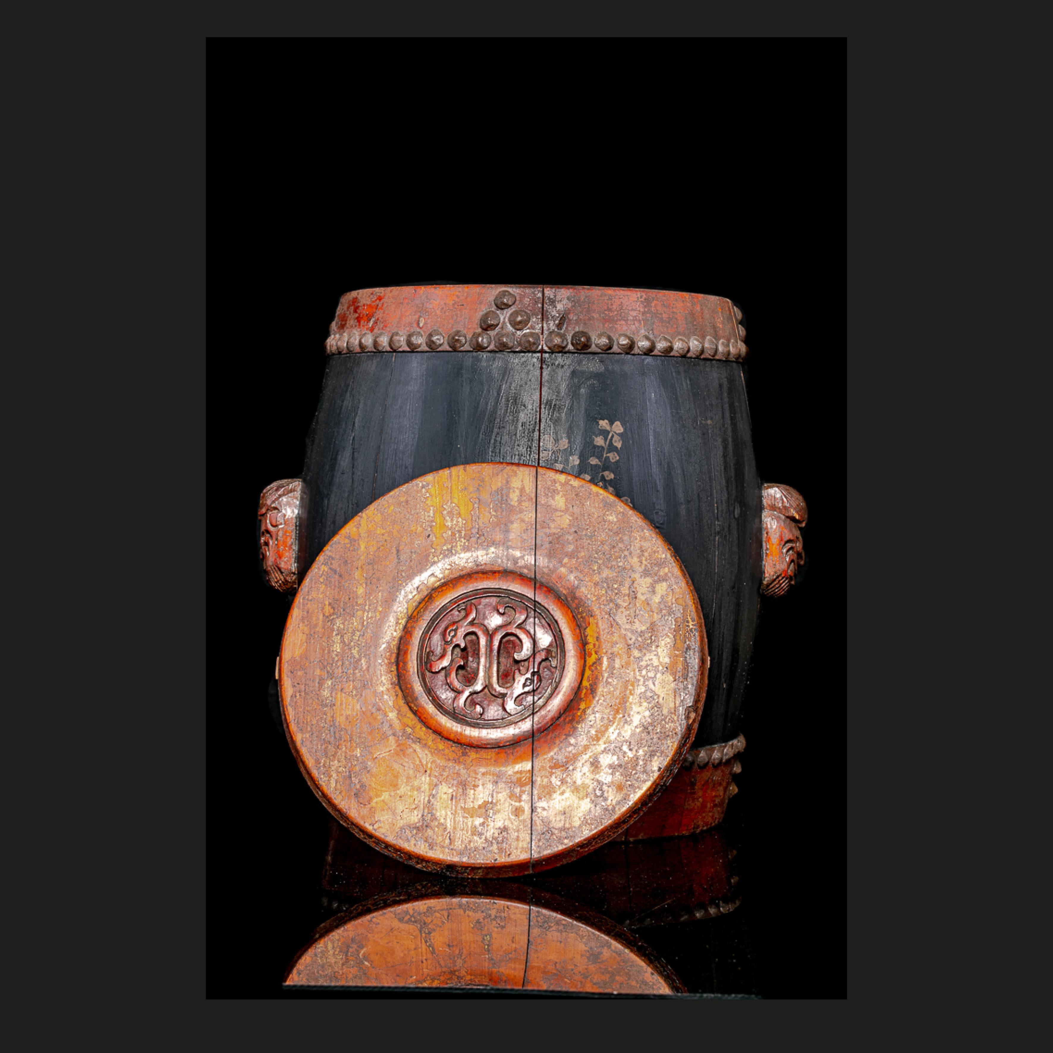 Belle boîte à riz chinoise en bois datant du 19e siècle avec des décorations peintes à la main. Une trouvaille rare remplie d'histoire !