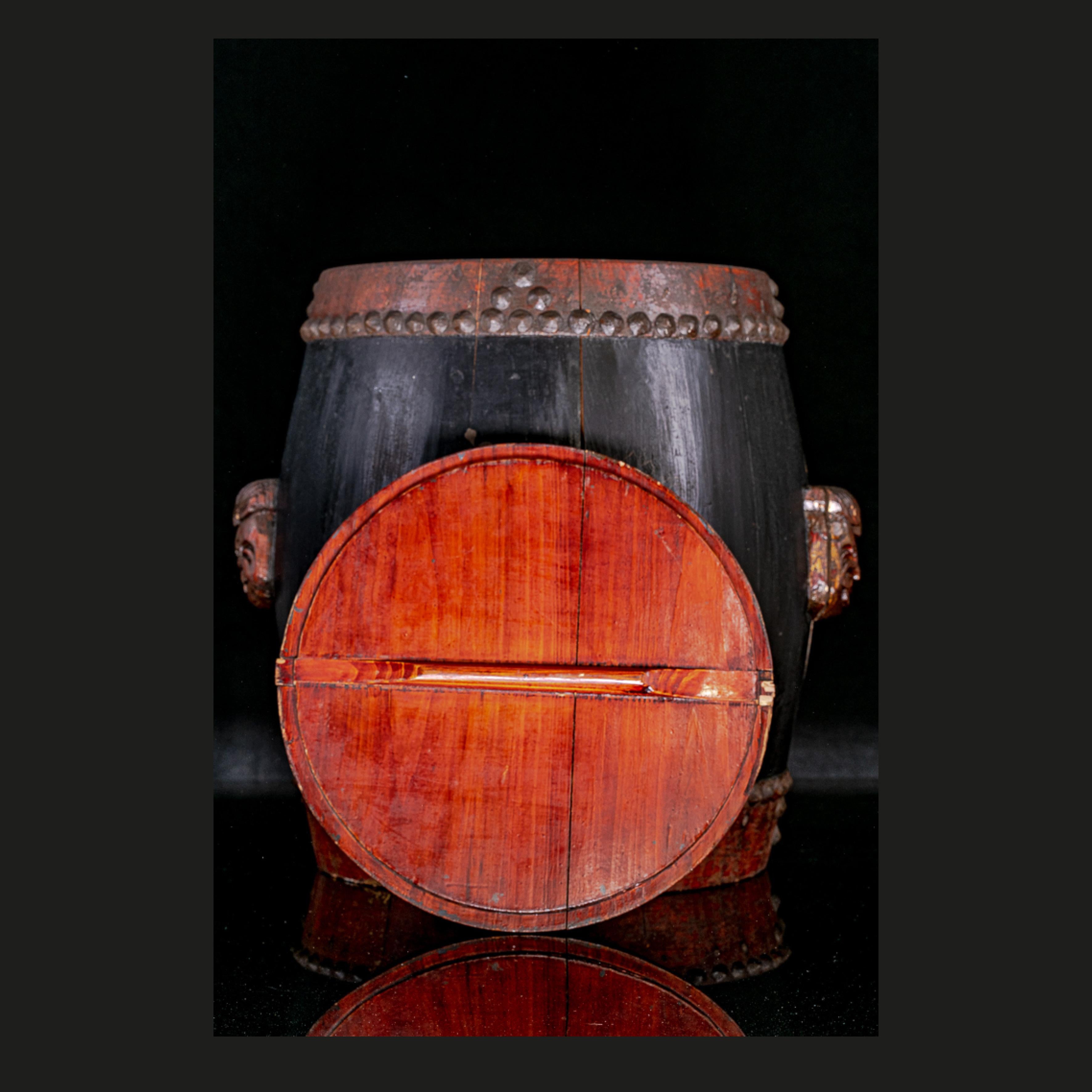 Chinesische Würfelschachtel aus Holz des 19. Jahrhunderts mit handbemalten Dekorationen (Handgeschnitzt) im Angebot