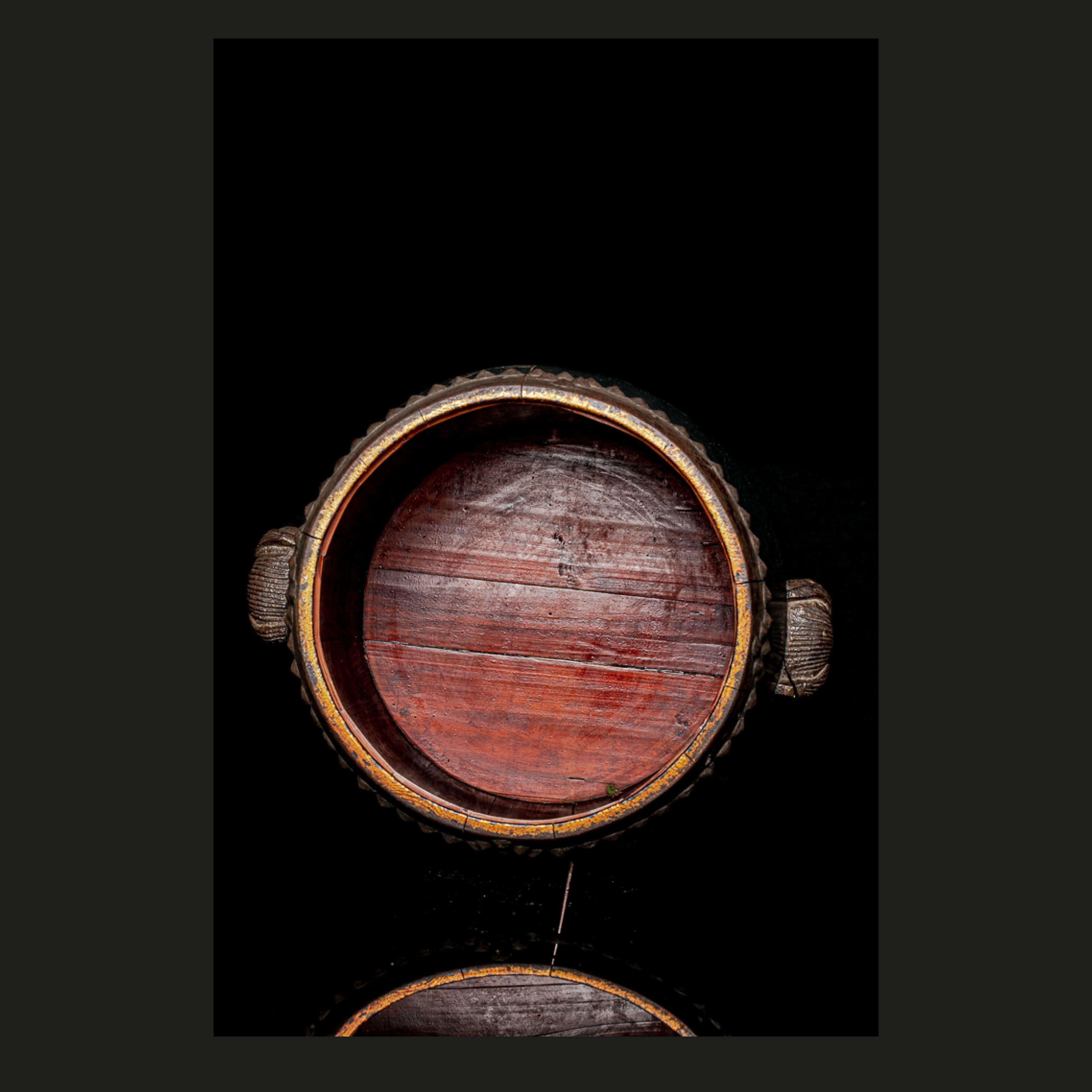 Chinesische Würfelschachtel aus Holz des 19. Jahrhunderts mit handbemalten Dekorationen im Zustand „Gut“ im Angebot in Leuven , BE