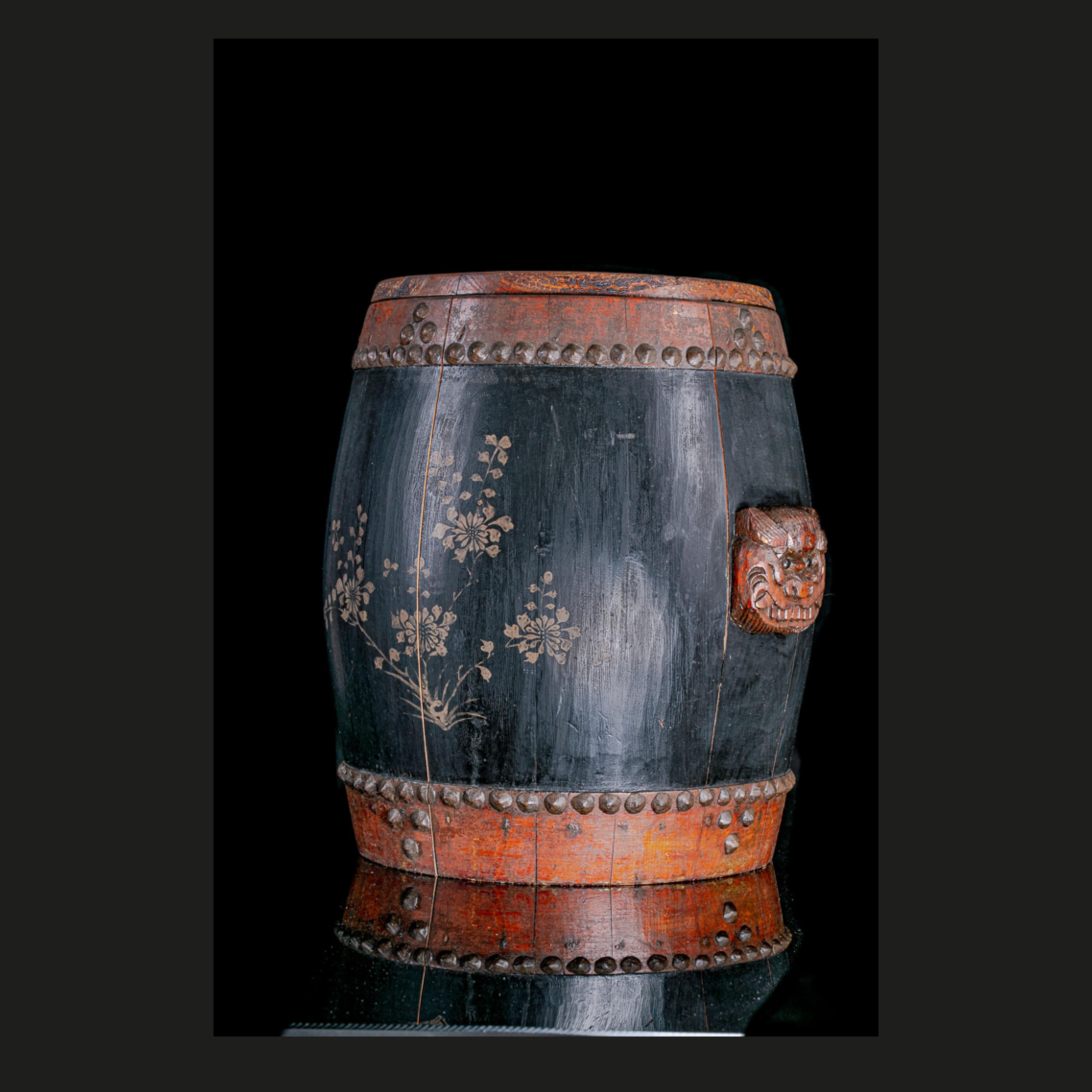 Boîte à riz chinoise en bois du 19ème siècle avec décorations peintes à la main Bon état - En vente à Leuven , BE