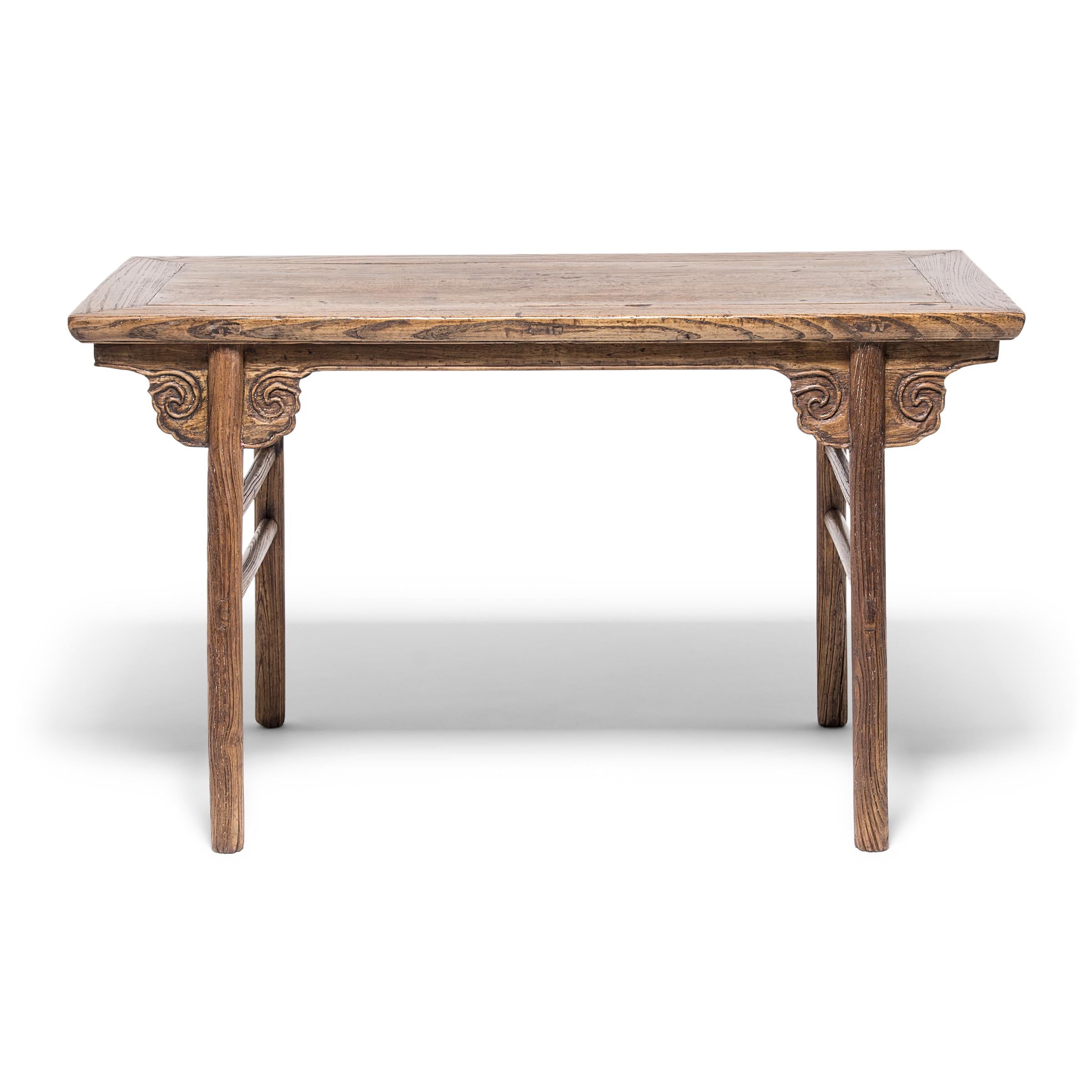 L'artisan qui a fabriqué cette table exceptionnelle en noyer a soigneusement sélectionné le morceau de bois parfait et a tiré le meilleur parti de la texture expressive à grain ouvert et de la couleur chaude brun doré du bois. Le grain