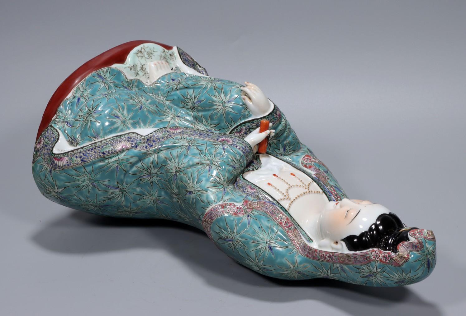 19th Century Chinese Xue Changsheng Porcelain Sitting Buddha Statue In Fair Condition For Sale In 景德镇市, CN