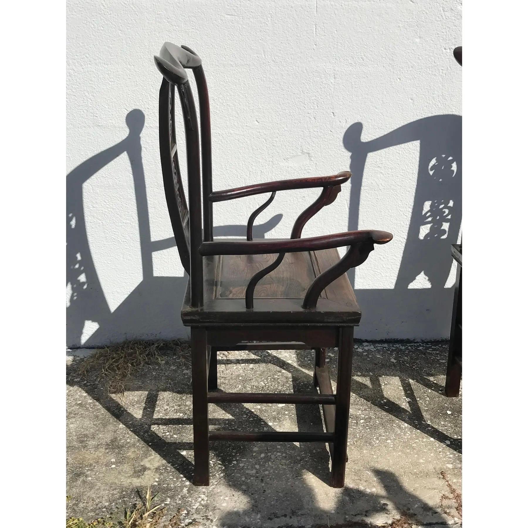 Pareja de sillas chinas Ming con respaldo de yugo (dinastía Qing), de madera dura y finamente tallada. Una cresta arqueada corona un respaldo perforado, tallado con los caracteres tradicionales chinos Fú, que significa 