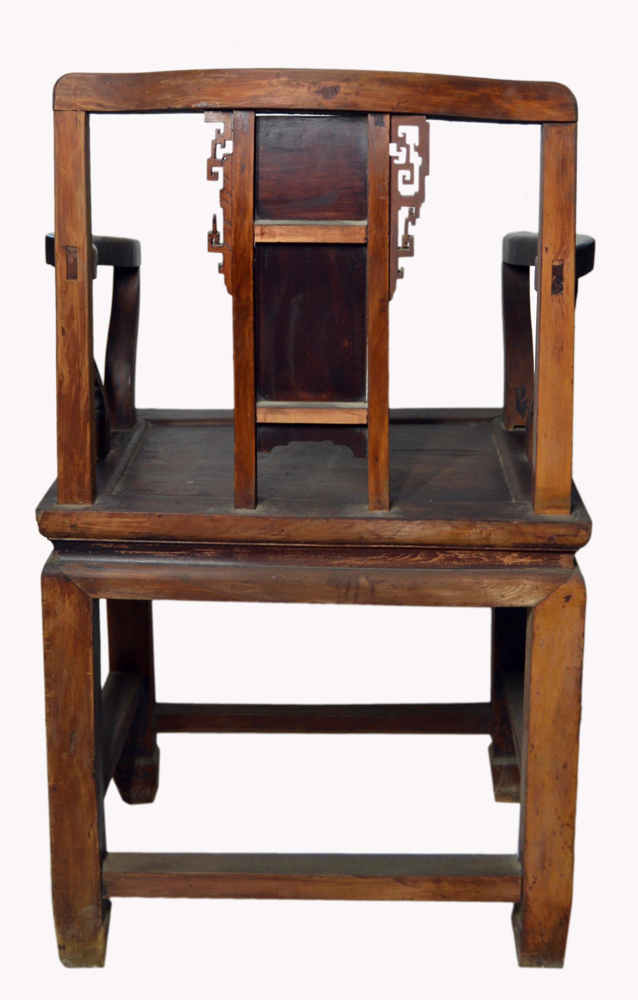 19th Century Chinese Yumu Official's Chair with Hand-Carved Splat and Fretwork For Sale 3