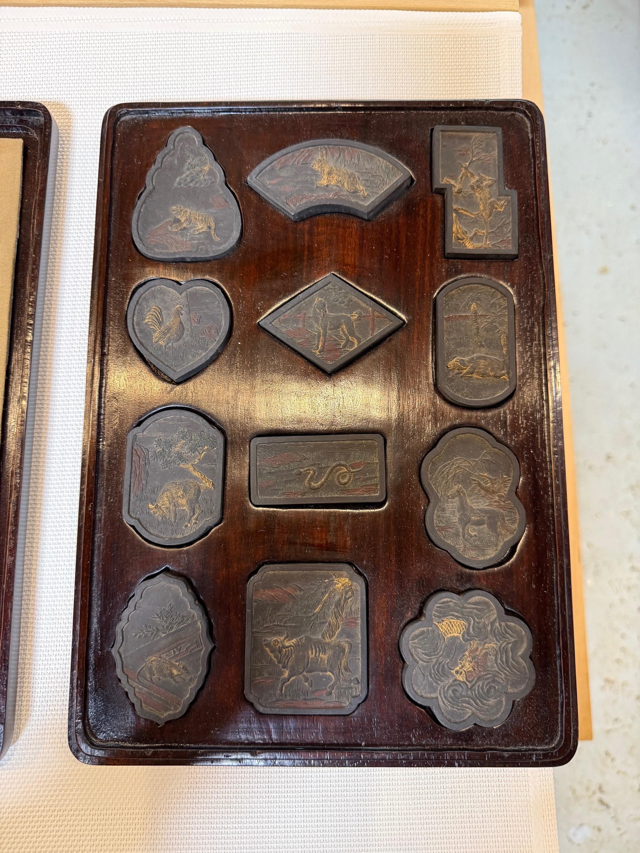 Un ensemble étonnant de gâteaux d'encre ou bâtons d'encre du Zodiac chinois du 19ème siècle, composé de 12 animaux, dans une belle boîte de présentation en bois. Un ensemble de 12 motifs assortis d'animaux du Zodiac en relief avec des dessins très