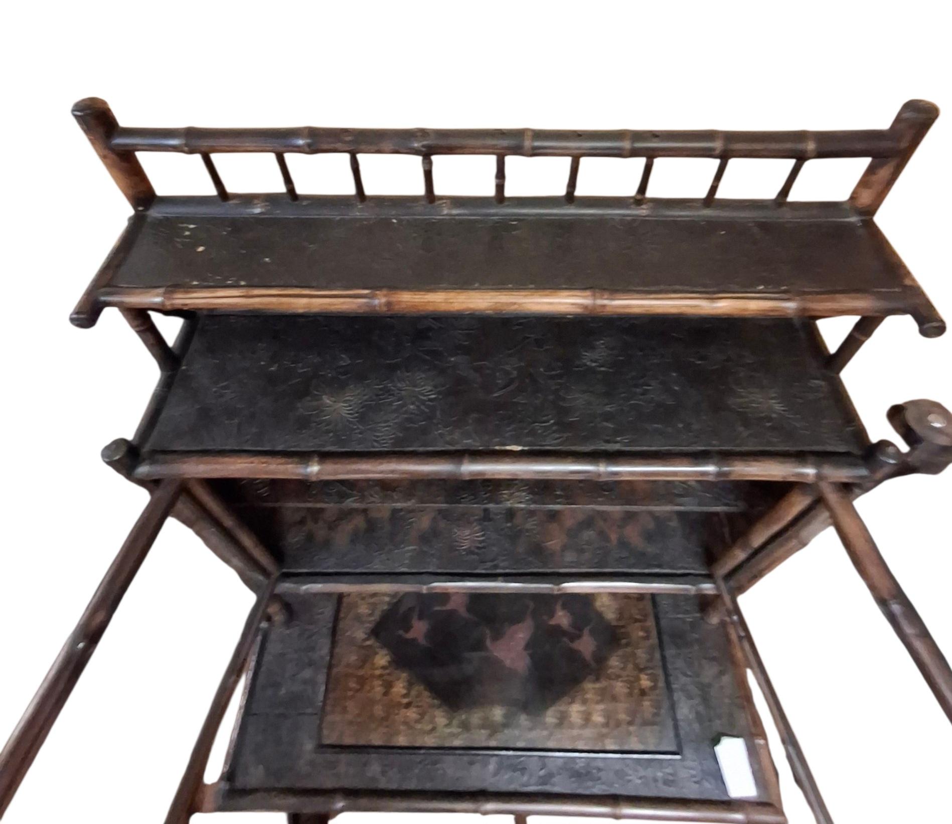 Armario/Etagère de bambú y laca de la Chinoiserie del siglo XIX en venta 5