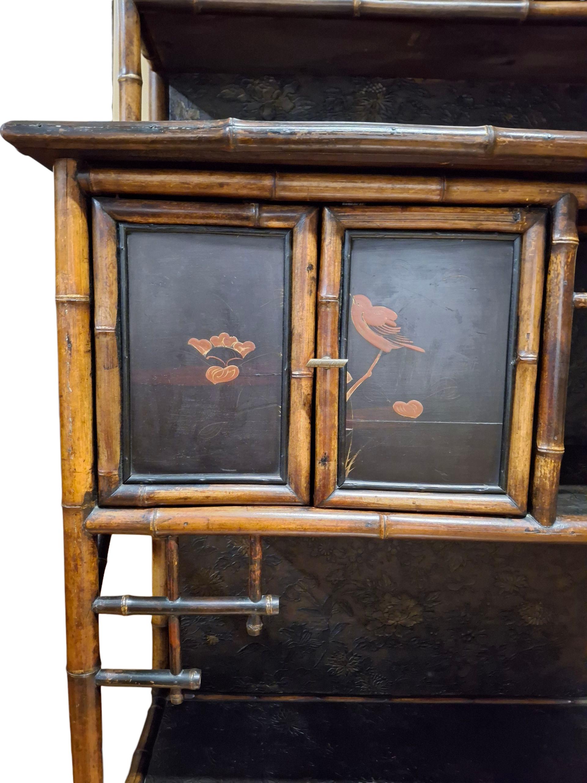 Armario/Etagère de bambú y laca de la Chinoiserie del siglo XIX en venta 9