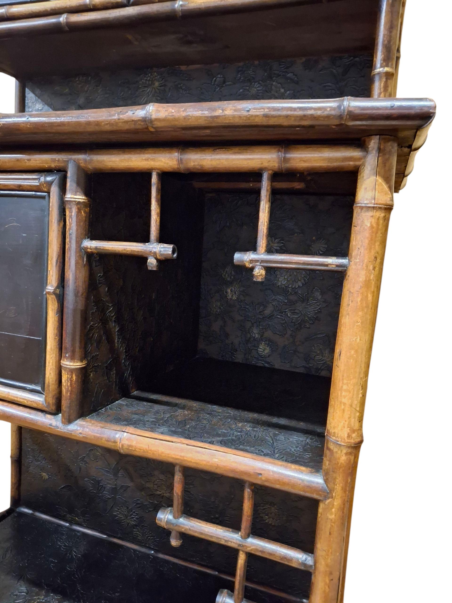 Armario/Etagère de bambú y laca de la Chinoiserie del siglo XIX en venta 10