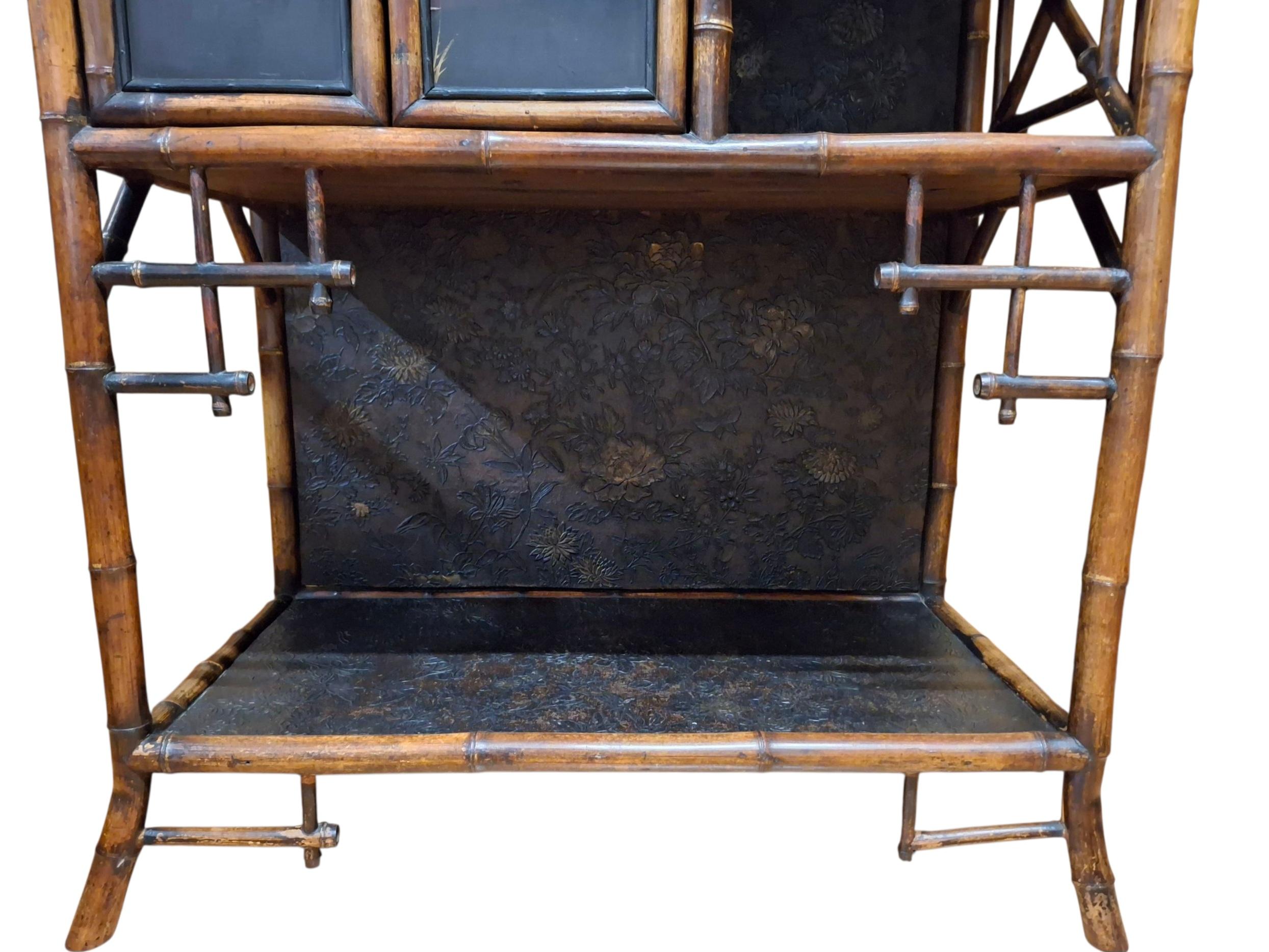 Armario/Etagère de bambú y laca de la Chinoiserie del siglo XIX en venta 11