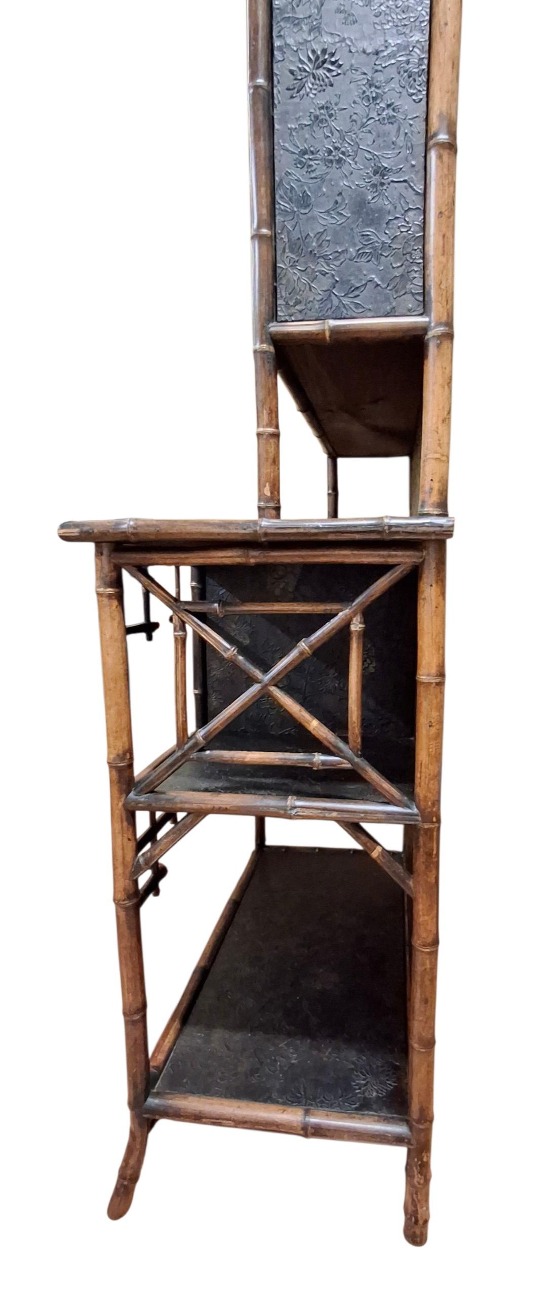 Armario/Etagère de bambú y laca de la Chinoiserie del siglo XIX Británico en venta