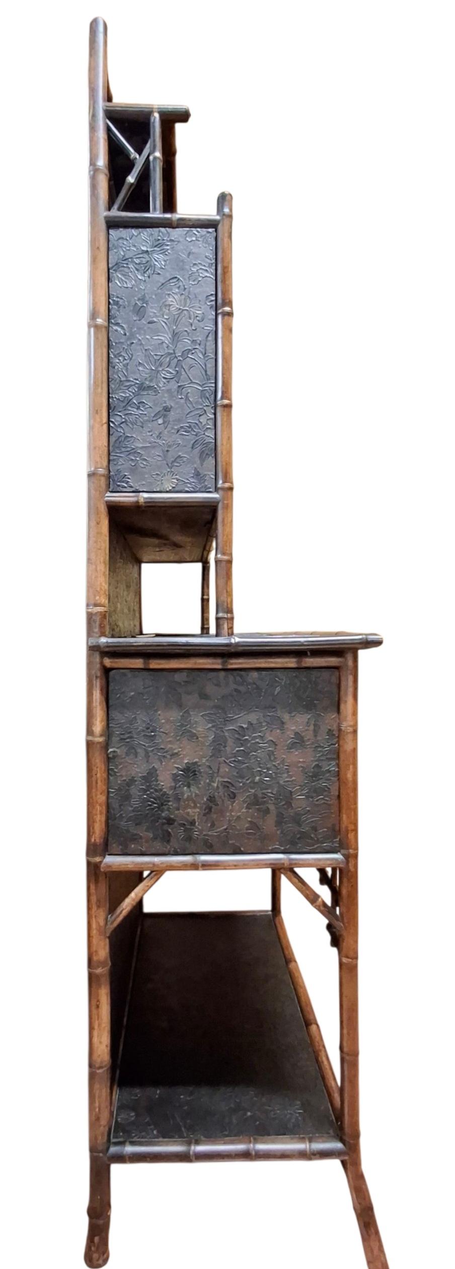 Armario/Etagère de bambú y laca de la Chinoiserie del siglo XIX Bambú en venta