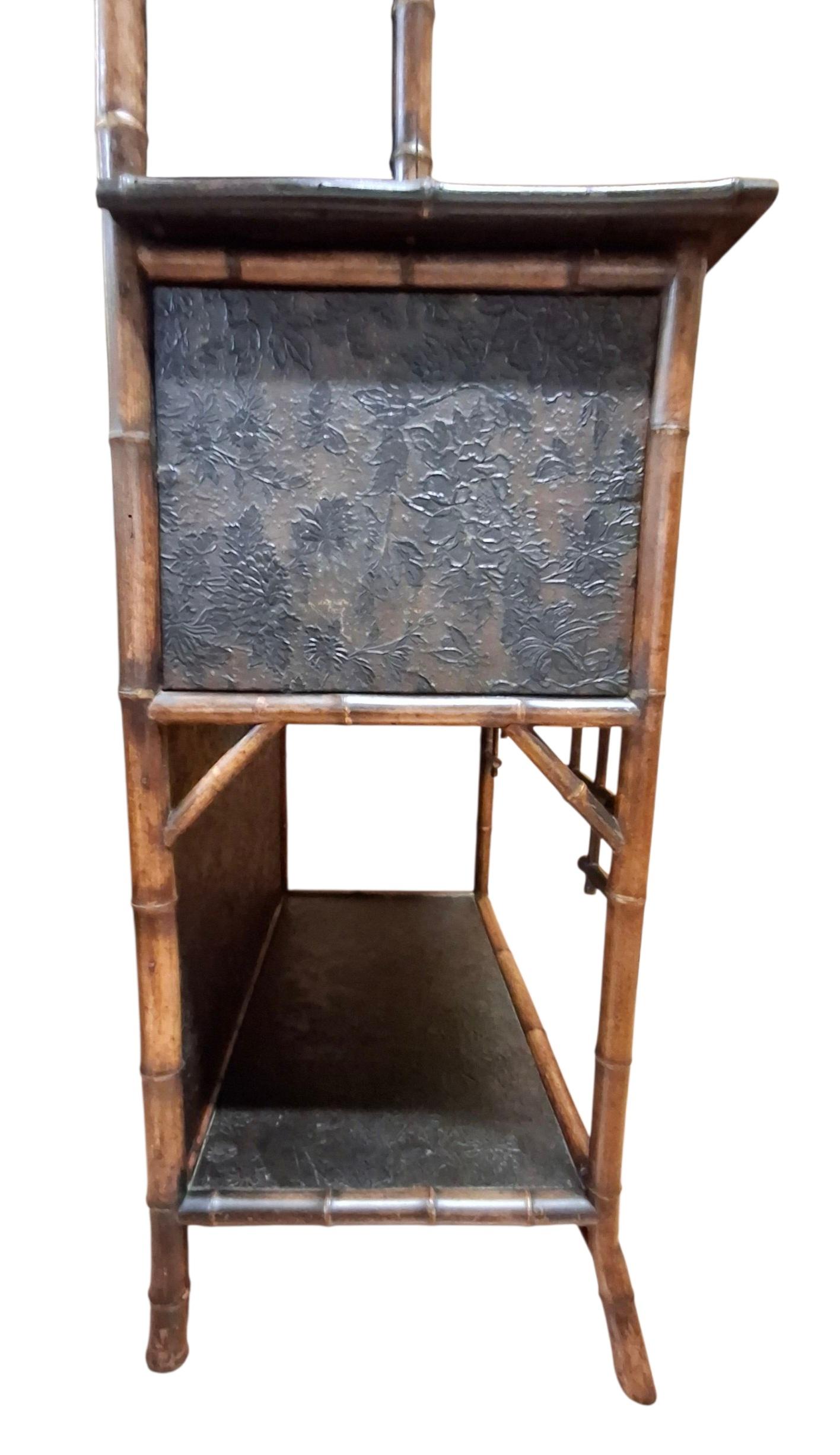 Armario/Etagère de bambú y laca de la Chinoiserie del siglo XIX en venta 1