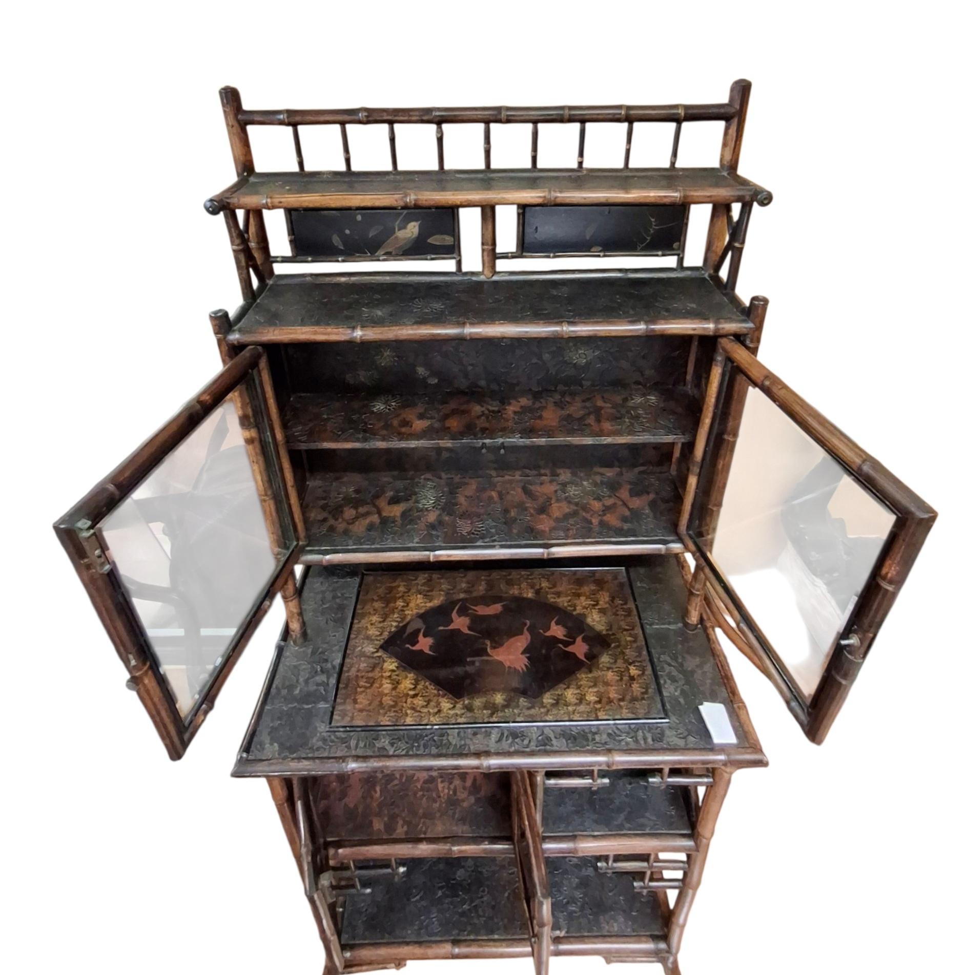 Armario/Etagère de bambú y laca de la Chinoiserie del siglo XIX en venta 2