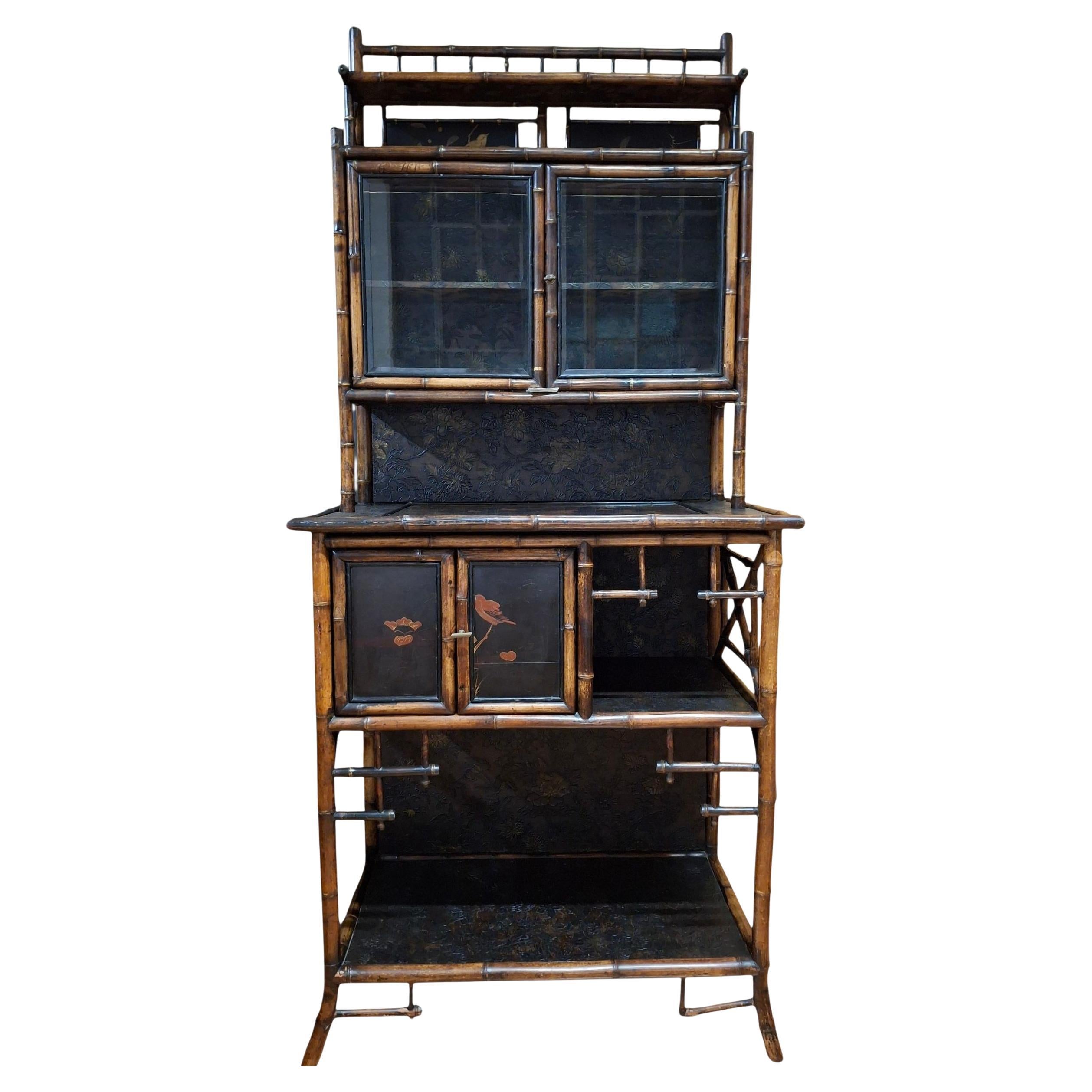 Armario/Etagère de bambú y laca de la Chinoiserie del siglo XIX en venta