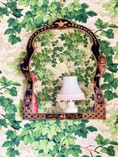 Specchio smerlato in lacca nera e doratura del XIX secolo