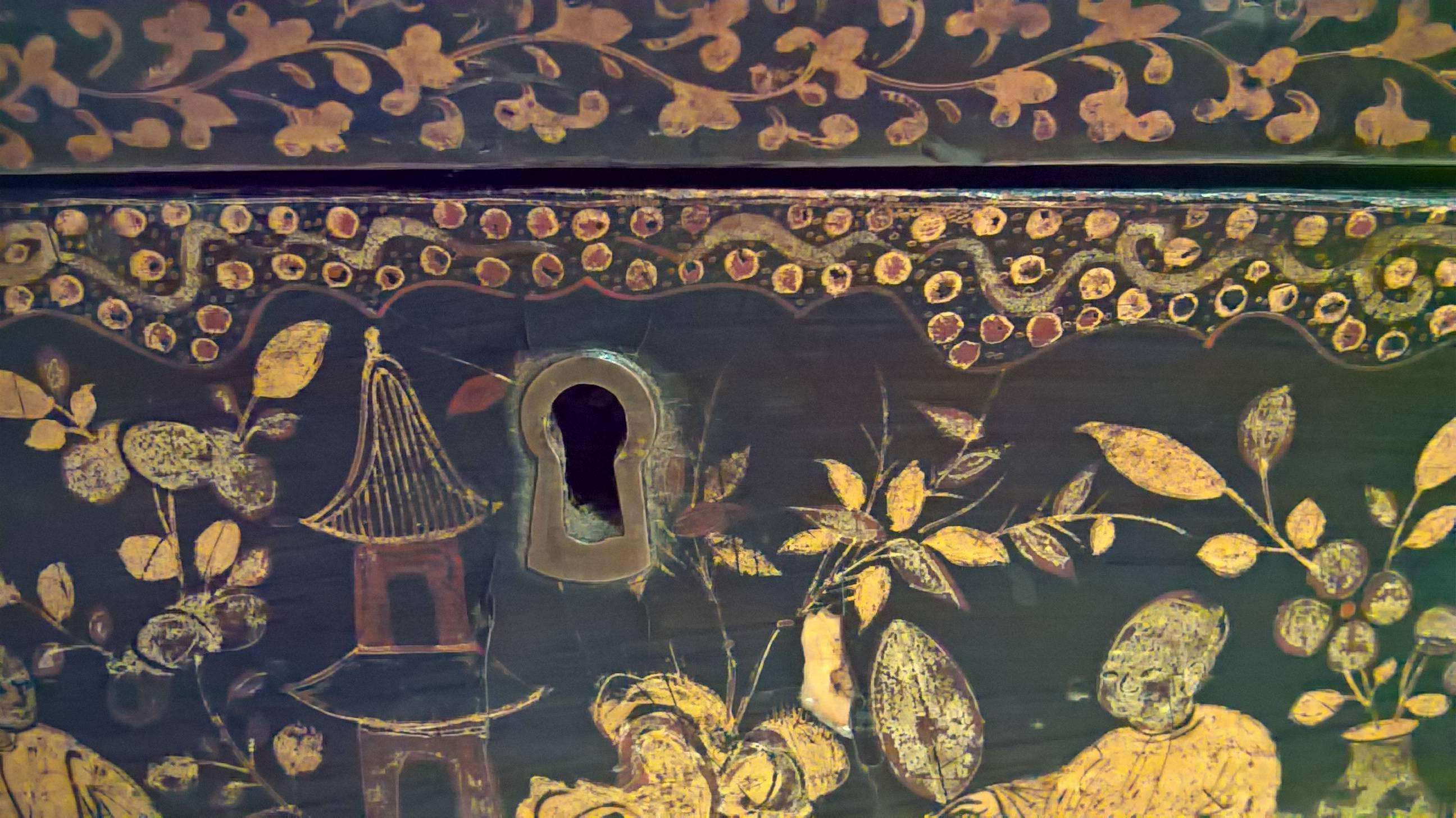 Truhe aus schwarzem Holz mit Chinoiserie-Allover in Gold. truhe aus dem 19. Jahrhundert und handgefertigt in England. Innen schwarz lackiert. Außen insgesamt mit pastoralen Chinoiserie-Szenen in Gold verziert. Steht auf vier Klauen in Holz.