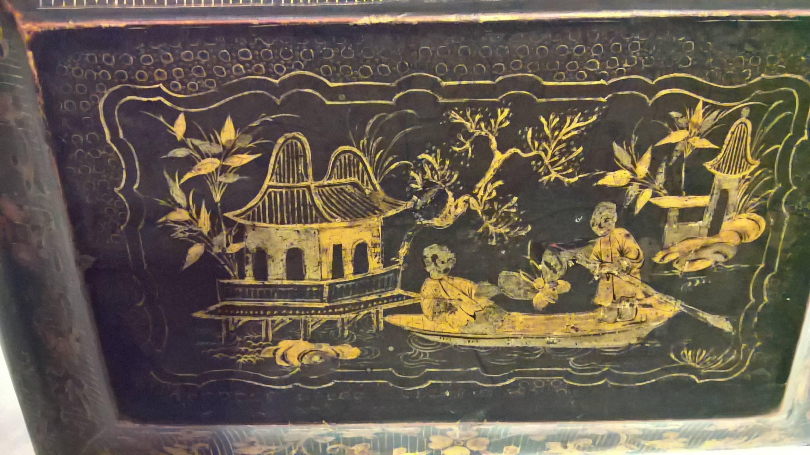 Englische Chinoiserie-Truhe des 19. Jahrhunderts, schwarz vergoldet und lackiert 1