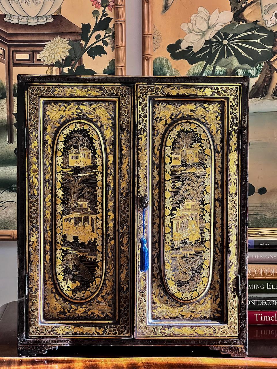 19th Century Chinoiserie Cabinet in Black Lacquer and Gilt Decoration For Sale 8