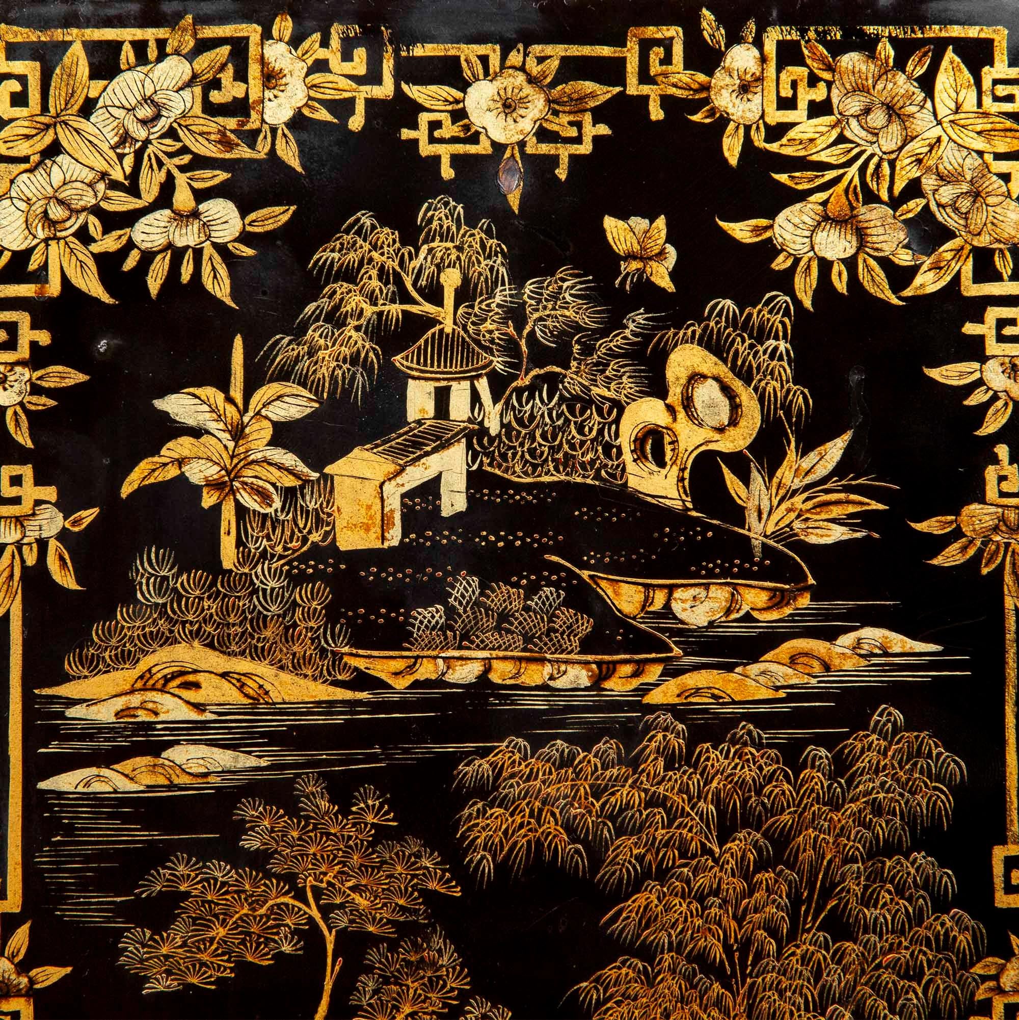 19th Century Chinoiserie Cabinet in Black Lacquer and Gilt Decoration For Sale 4