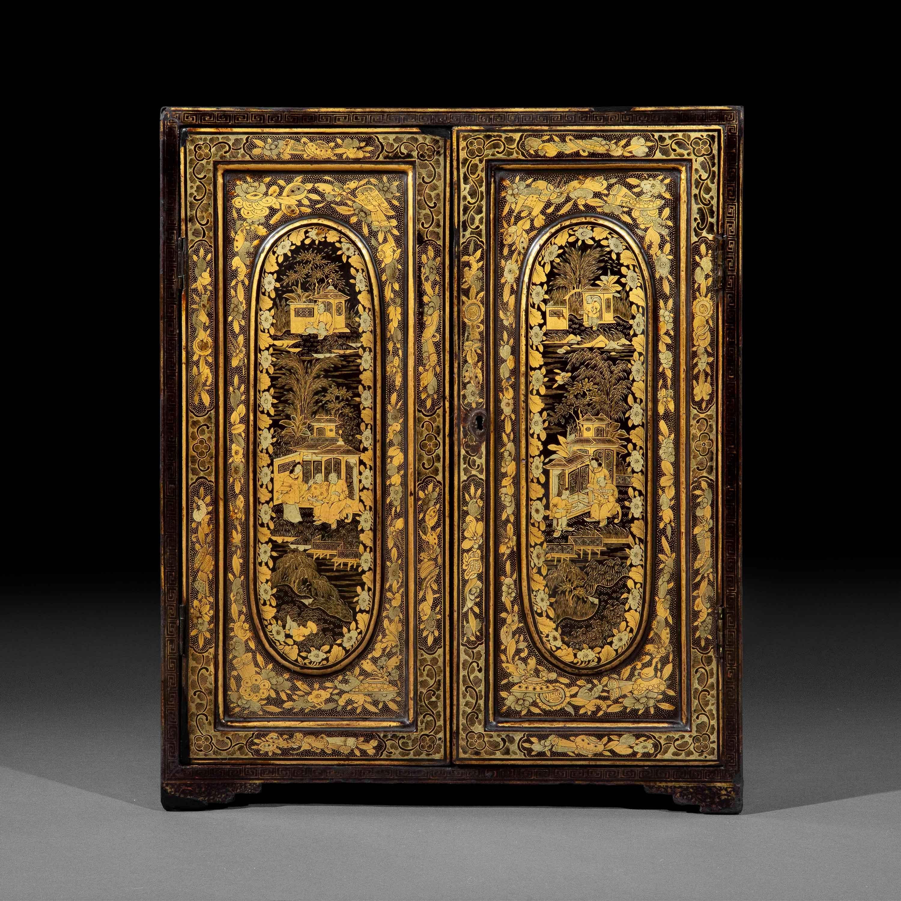 19th Century Chinoiserie Cabinet in Black Lacquer and Gilt Decoration For Sale 7