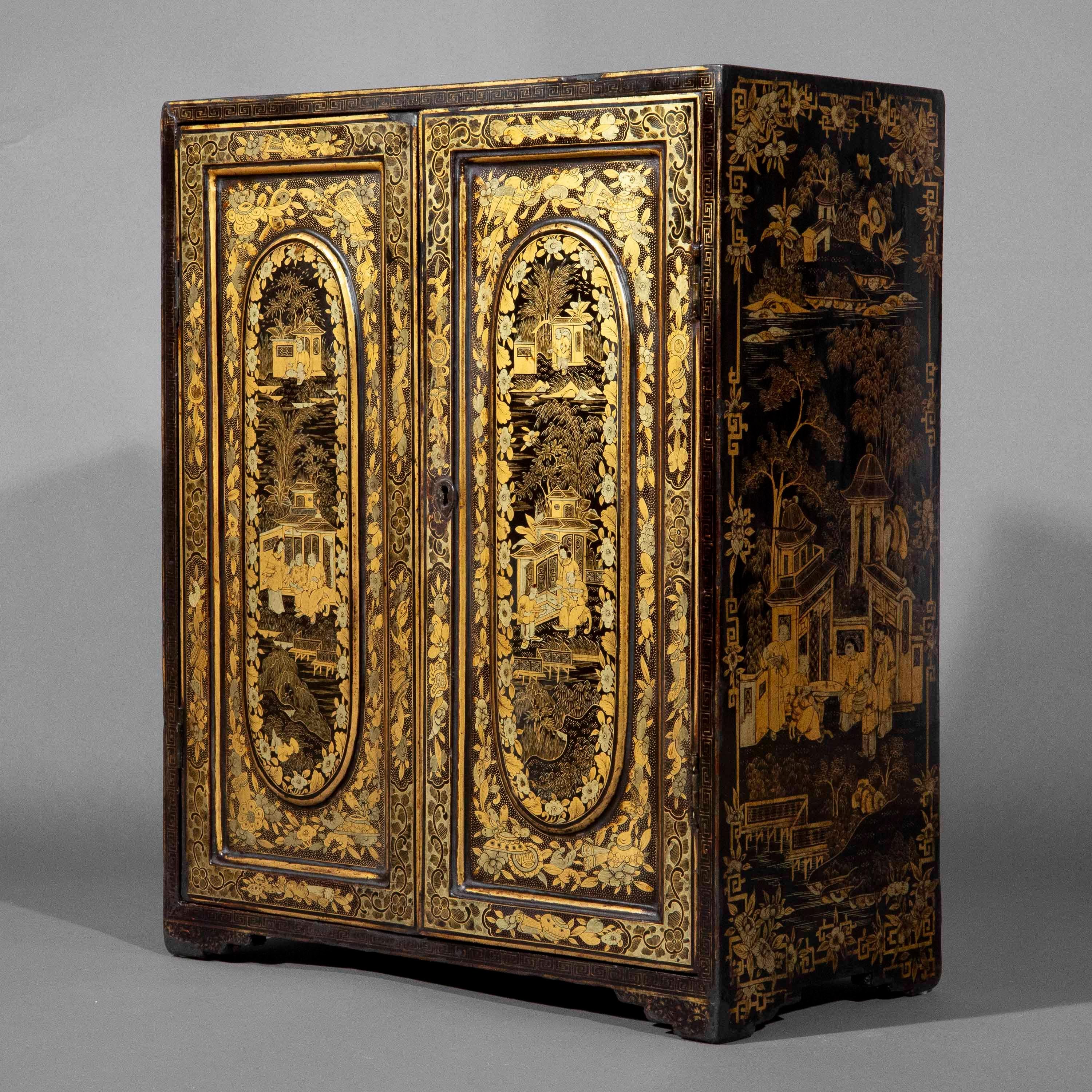 Chinese 19th Century Chinoiserie Cabinet in Black Lacquer and Gilt Decoration For Sale