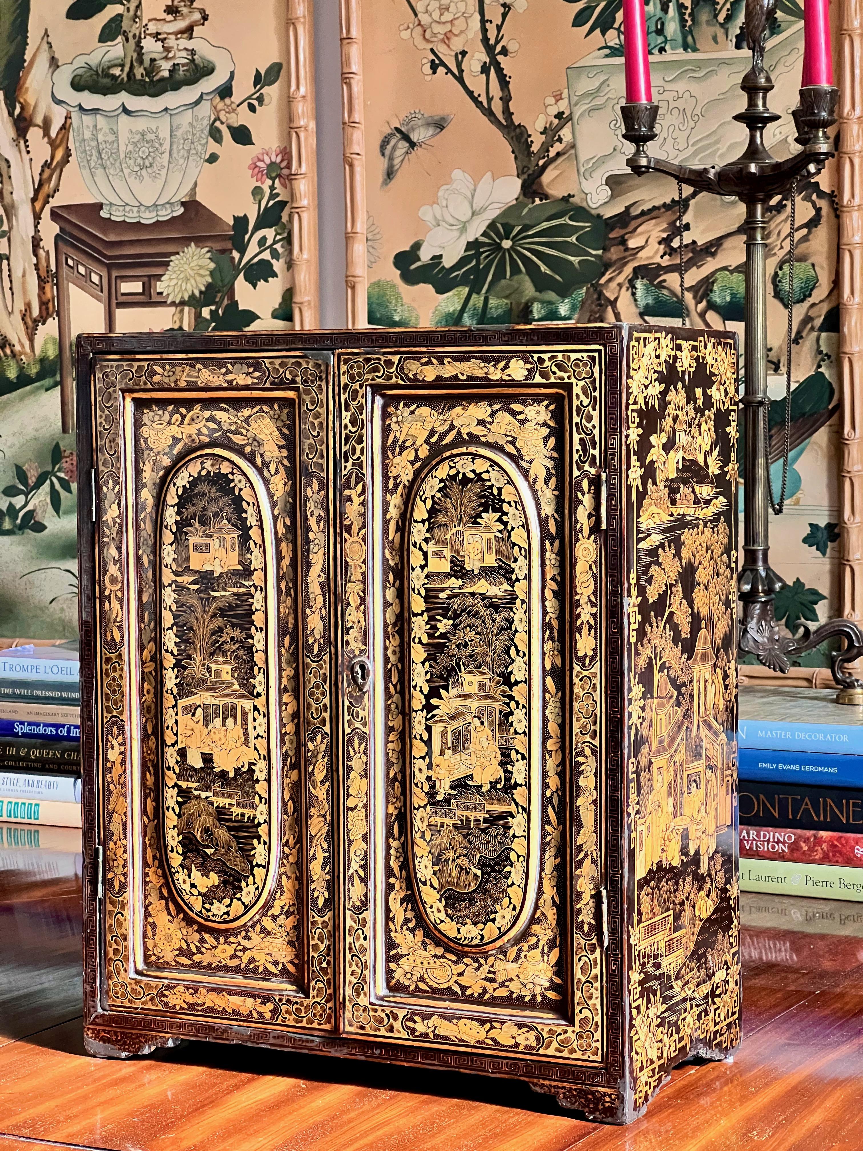 19th Century Chinoiserie Cabinet in Black Lacquer and Gilt Decoration For Sale 1