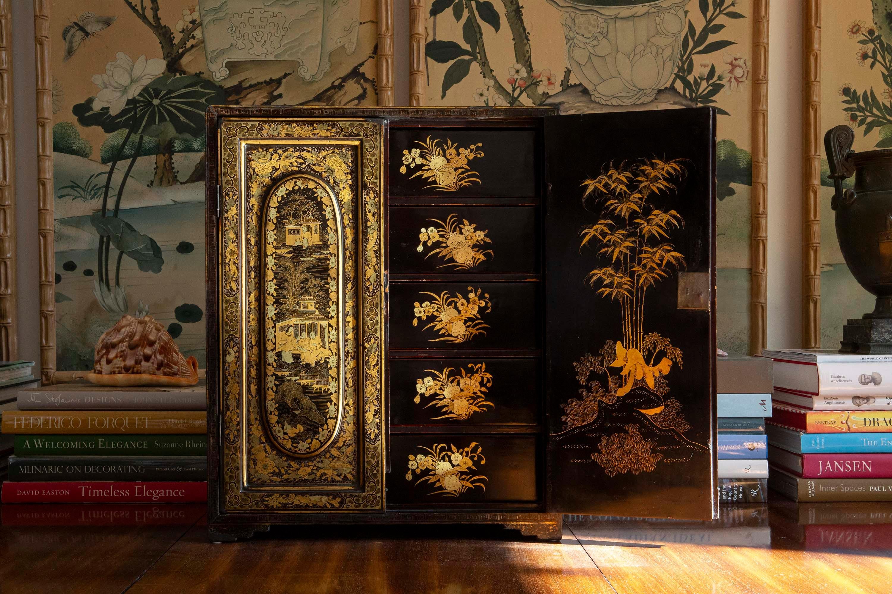 19th Century Chinoiserie Cabinet in Black Lacquer and Gilt Decoration In Good Condition For Sale In Richmond, London