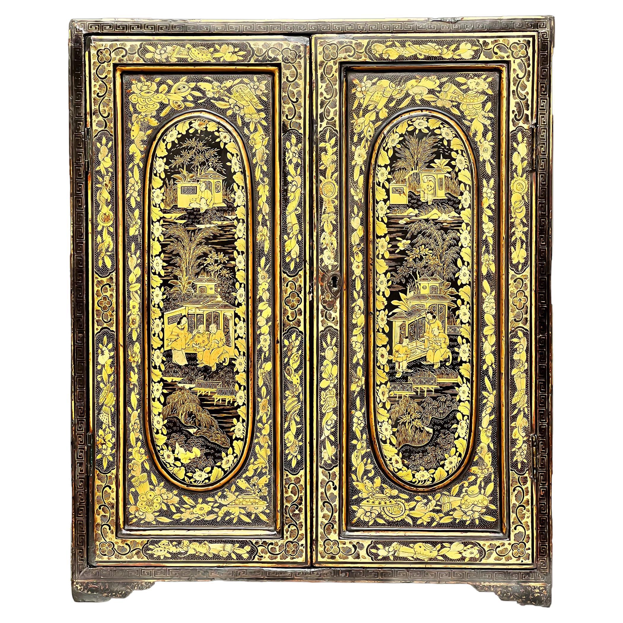 Cabinet Chinoiserie du 19e siècle en laque noire et décoration dorée