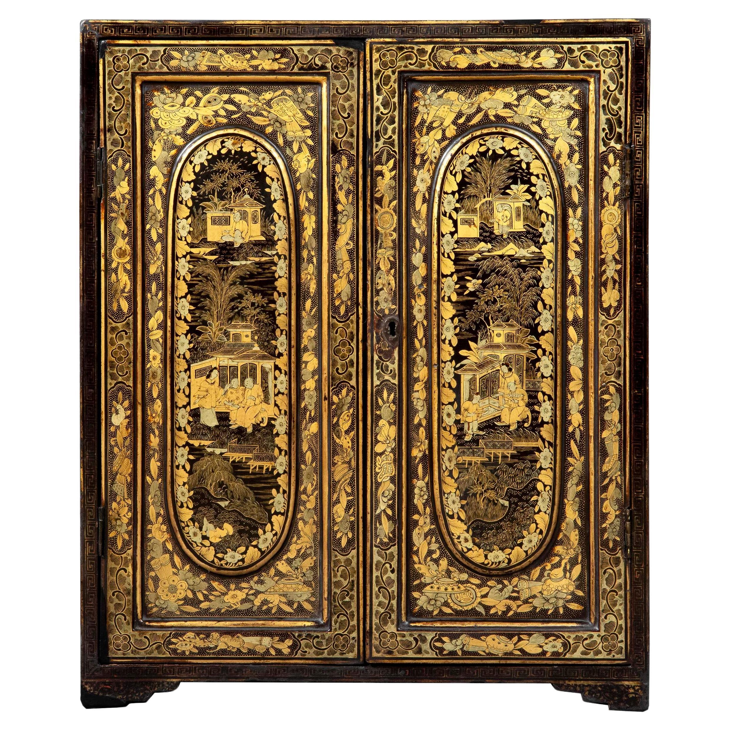19th Century Chinoiserie Cabinet in Black Lacquer and Gilt Decoration For Sale