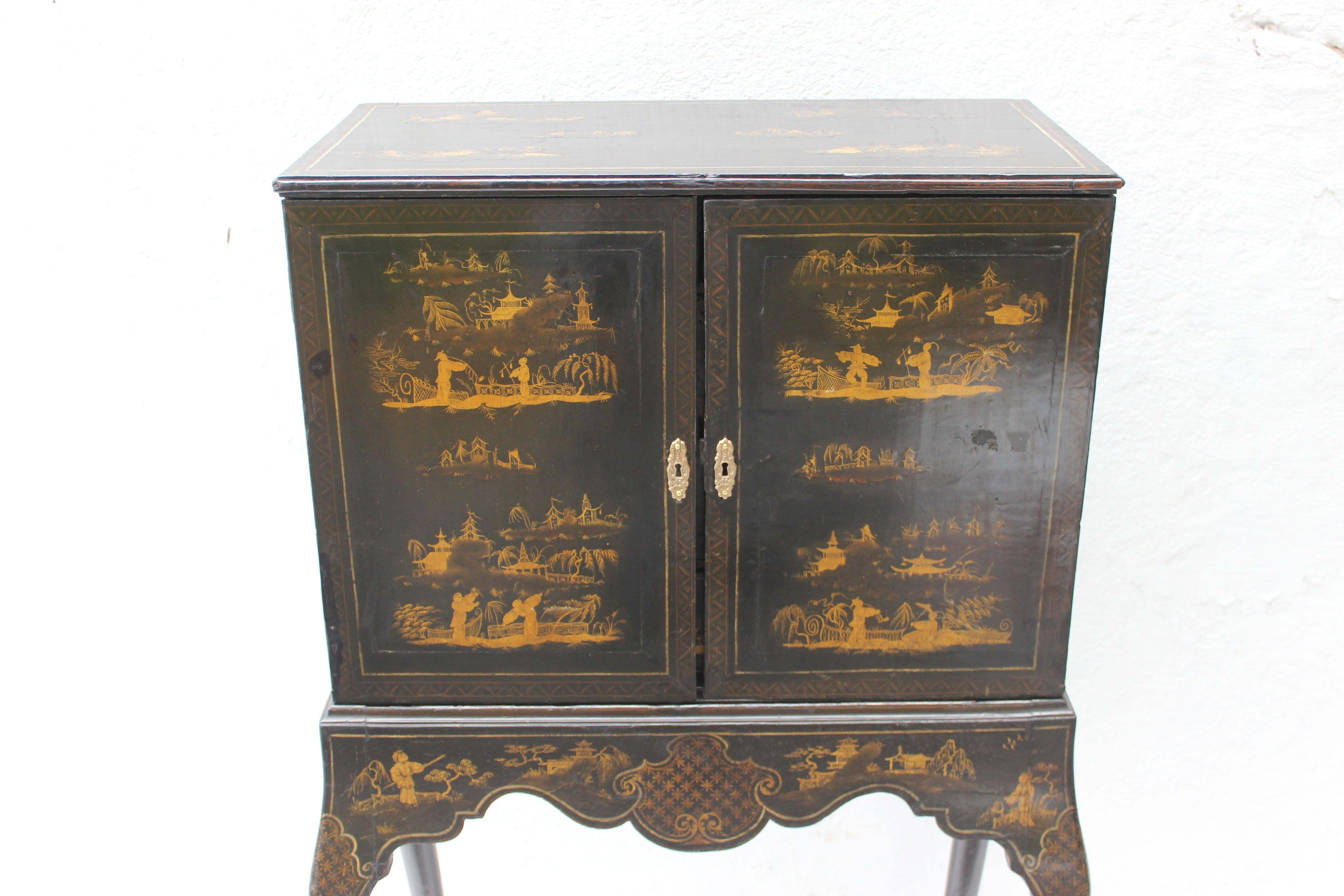 Cabinet sur Stand Chinoiserie du 19ème siècle en vente 2