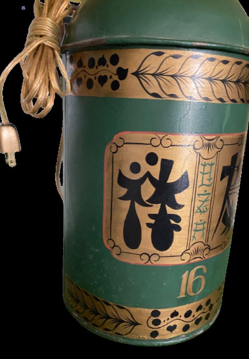 Chinesische Export-Teekanne des 19. Jahrhunderts, montiert als Tischlampe. Eine große Teedose aus Zinn aus der Zeit des Chinahandels mit späterer handgemalter Chinoiserie-Dekoration. Obwohl man dem Stück sein Alter ansieht, ist es in einem sehr