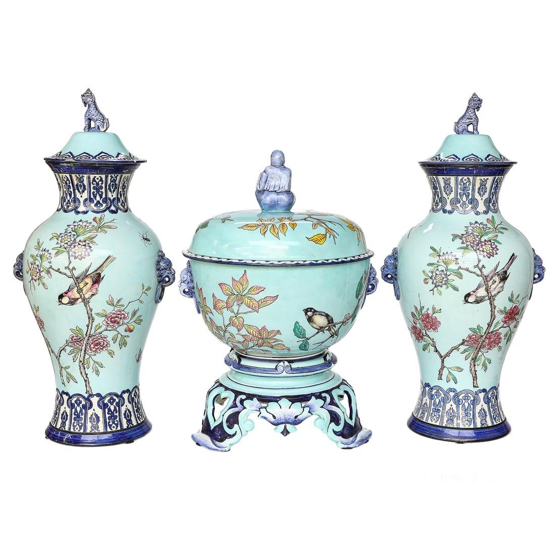 Garniture ancienne (19e siècle) de style chinoiserie française par Gien, composée d'un grand centre de table à pied avec couvercle à fleuron de sage assis, flanqué de vases assortis avec couvercles à fleurons de lion assis.  Chacune avec un fond