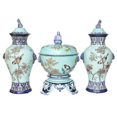 Centrotavola e vasi di faience francese Chinoiserie del XIX secolo di Gien
