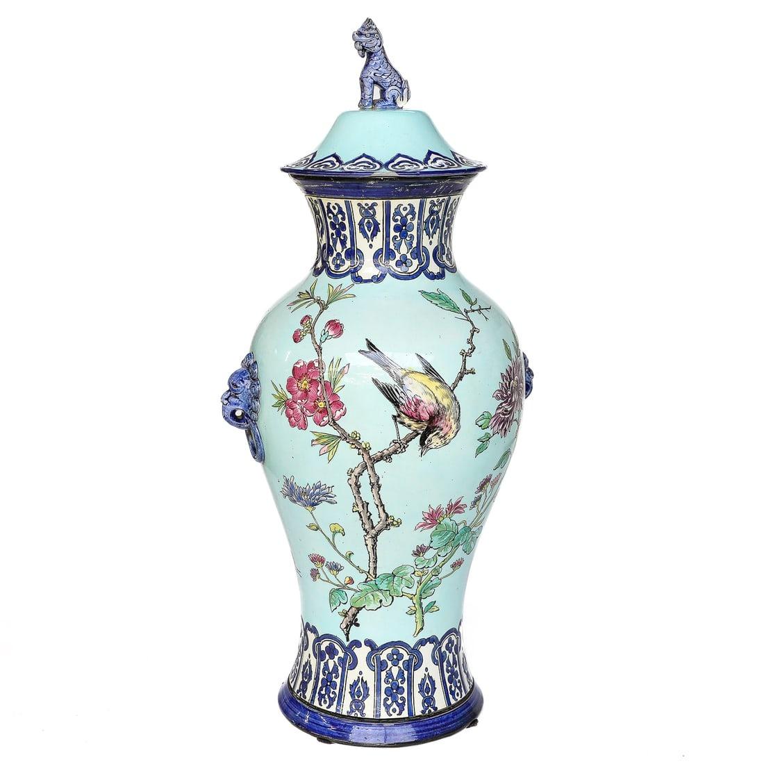 Français Centre de table et vases chinoiserie française en faïence du 19ème siècle par Gien en vente