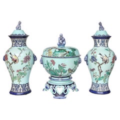 Centro de mesa y jarrones de loza francesa chinoiserie del siglo XIX de Gien