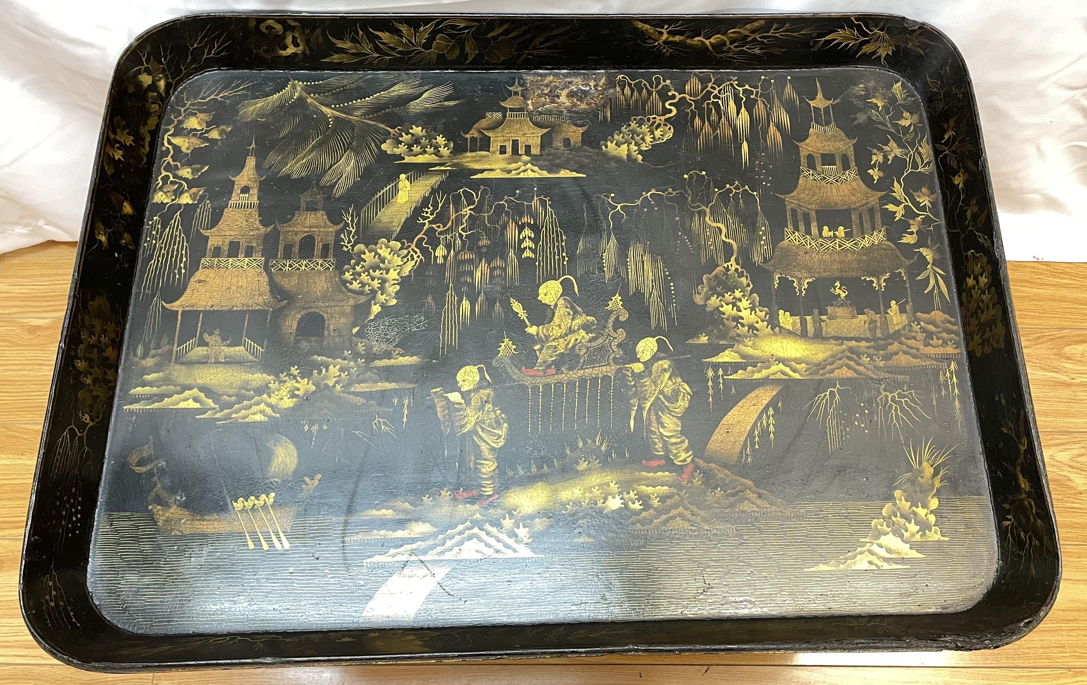 Table plateau peinte à la main en chinoiserie du 19e siècle avec base beaucoup plus tardive Bon état - En vente à San Francisco, CA