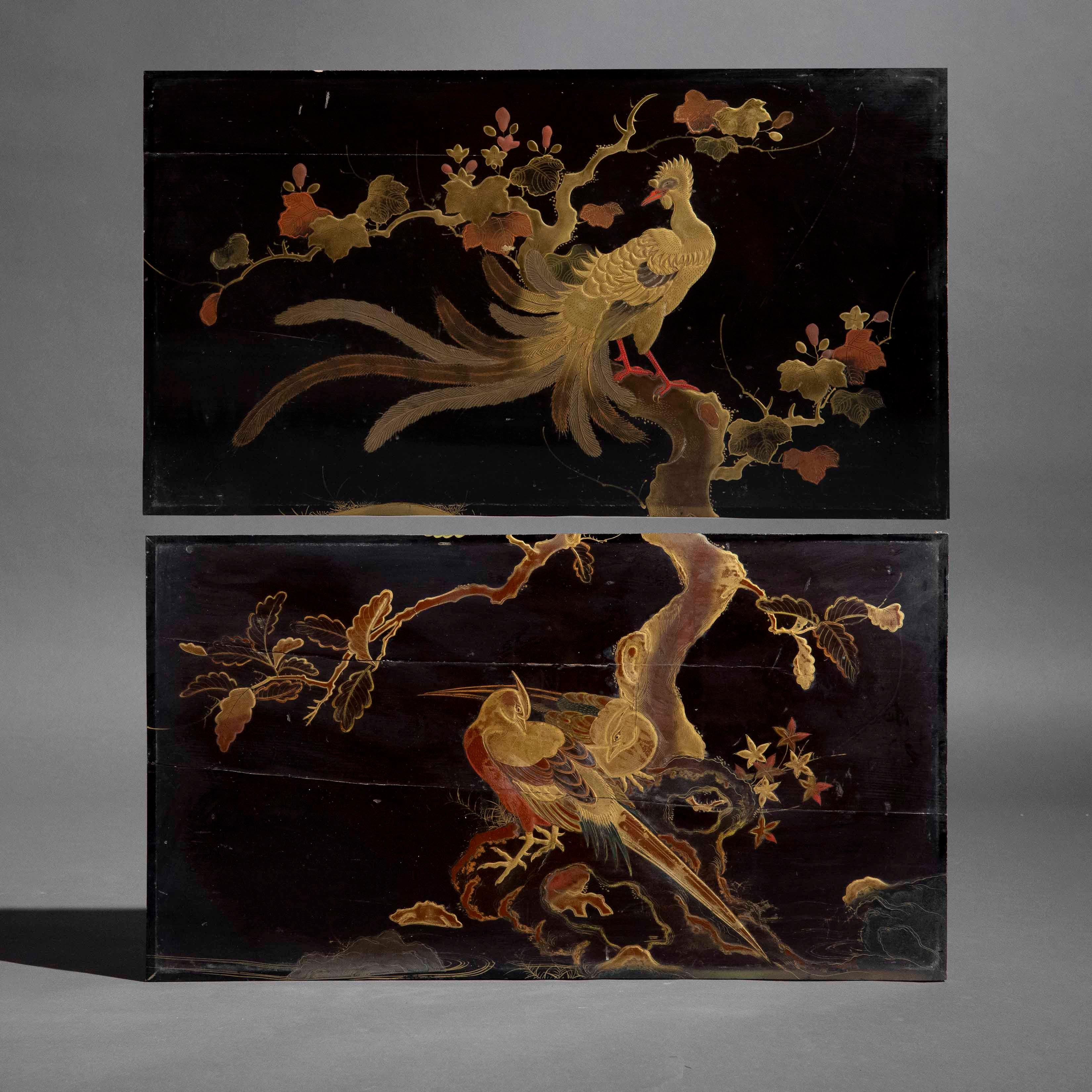 Precioso par de paneles de laca negra de la Chinoiserie, exquisitamente decorados en dorado con aves exóticas posadas sobre un árbol. Siglo XIX.

Por qué nos gustan

La exquisita decoración de estos paneles lacados es sencillamente soberbia; un par