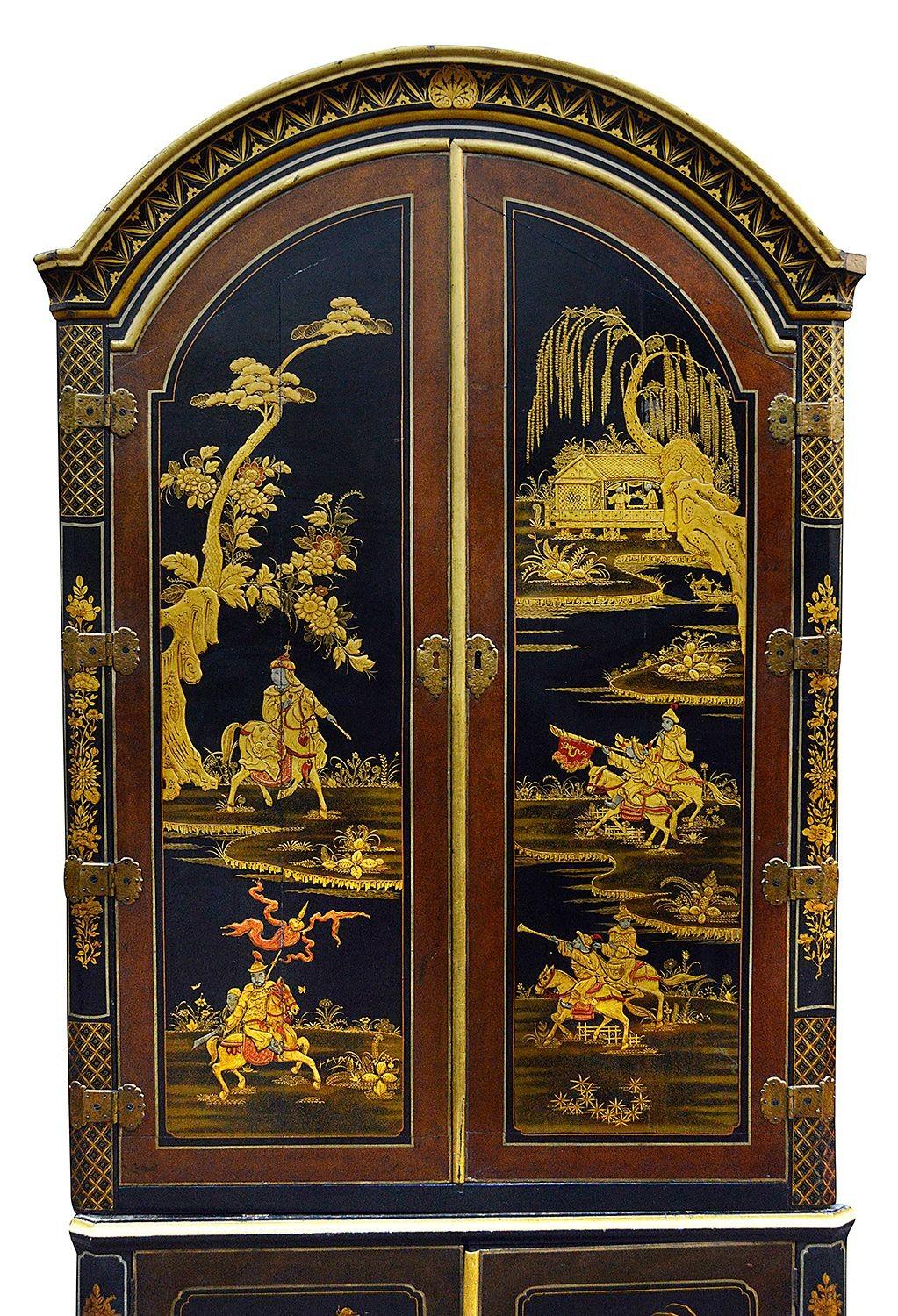 Imponente mueble esquinero de Chinoiserie lacado en negro del siglo XIX. Con escenas clásicas pintadas a mano de guerreros a caballo, edificios junto al lago y árboles. Las cuatro puertas se abren para revelar estanterías en su interior.

Lote 83 N/H